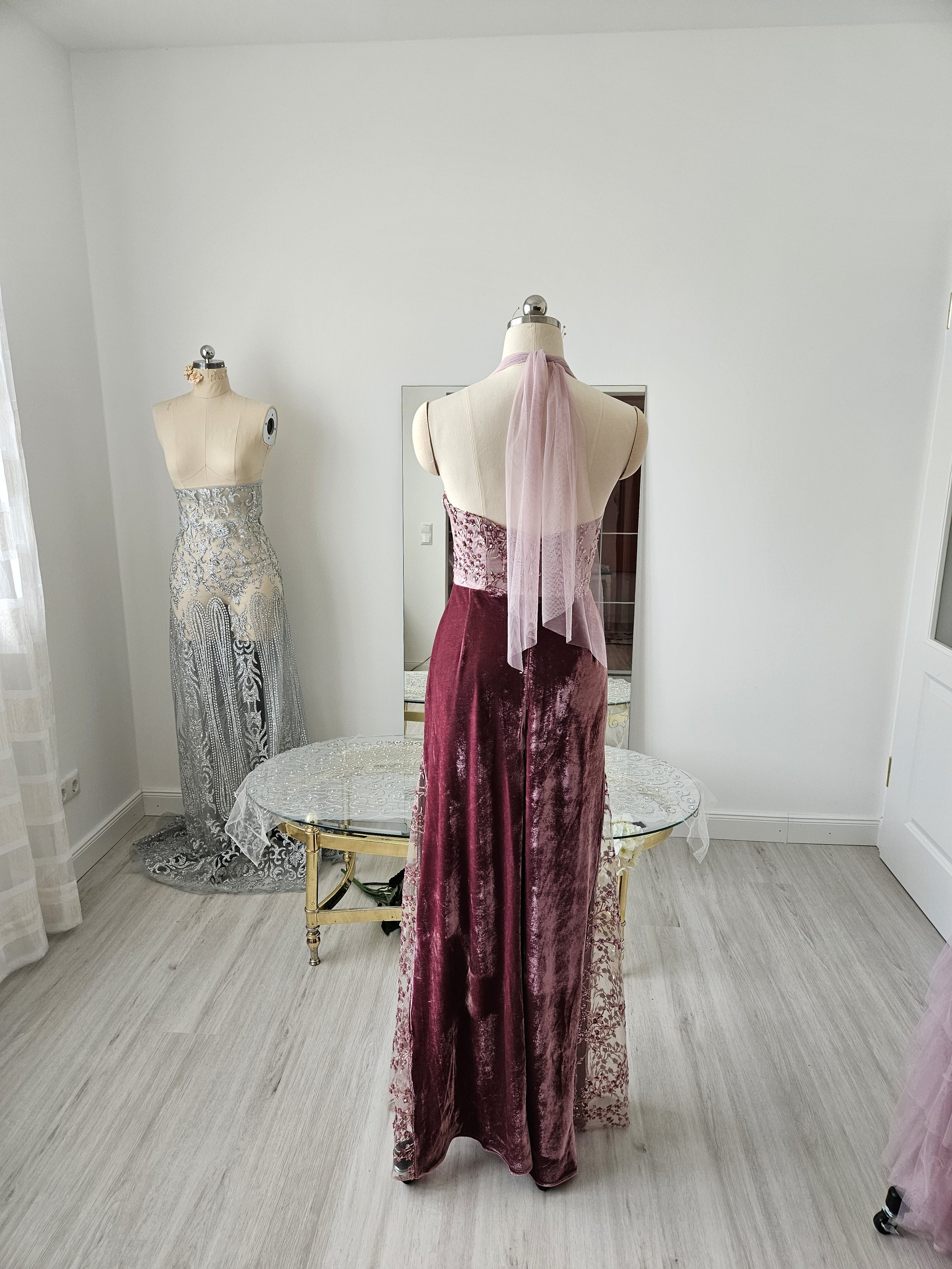 Abendkleid altrosa / dusty rose, Kirschblüten, Samt, Tüll, Neckholder, bodenlang, transparent, A-Linie, Gaudet, Ballkleid, Brautjungfernkleid, Pailletten, tailliert, märchenhaft