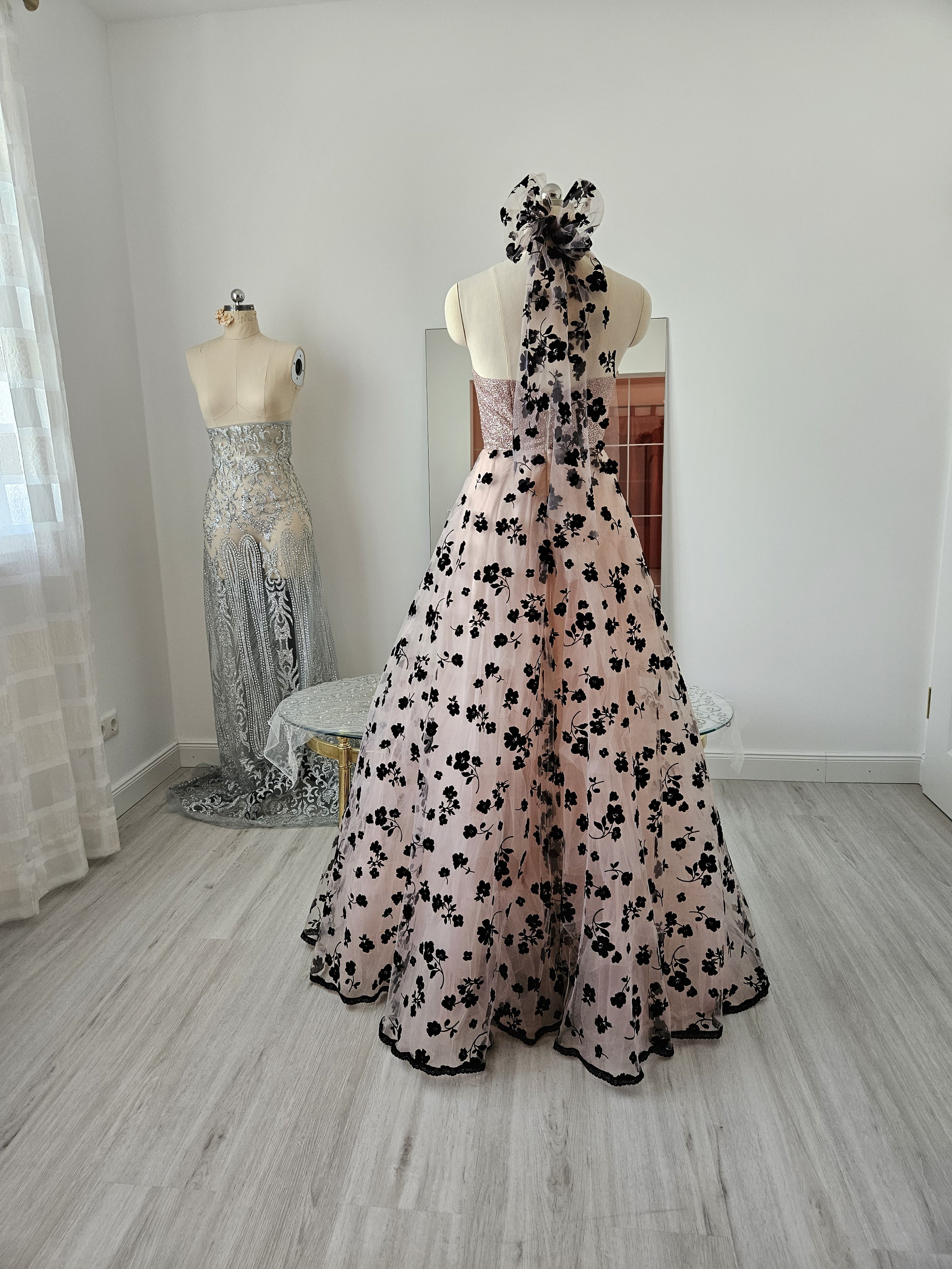 Ballkleid Glitzer hellrosa Tüll Blumen schwarz florales Muster Schleife Barbie rückenfrei bodenlang Neckholder ausladend