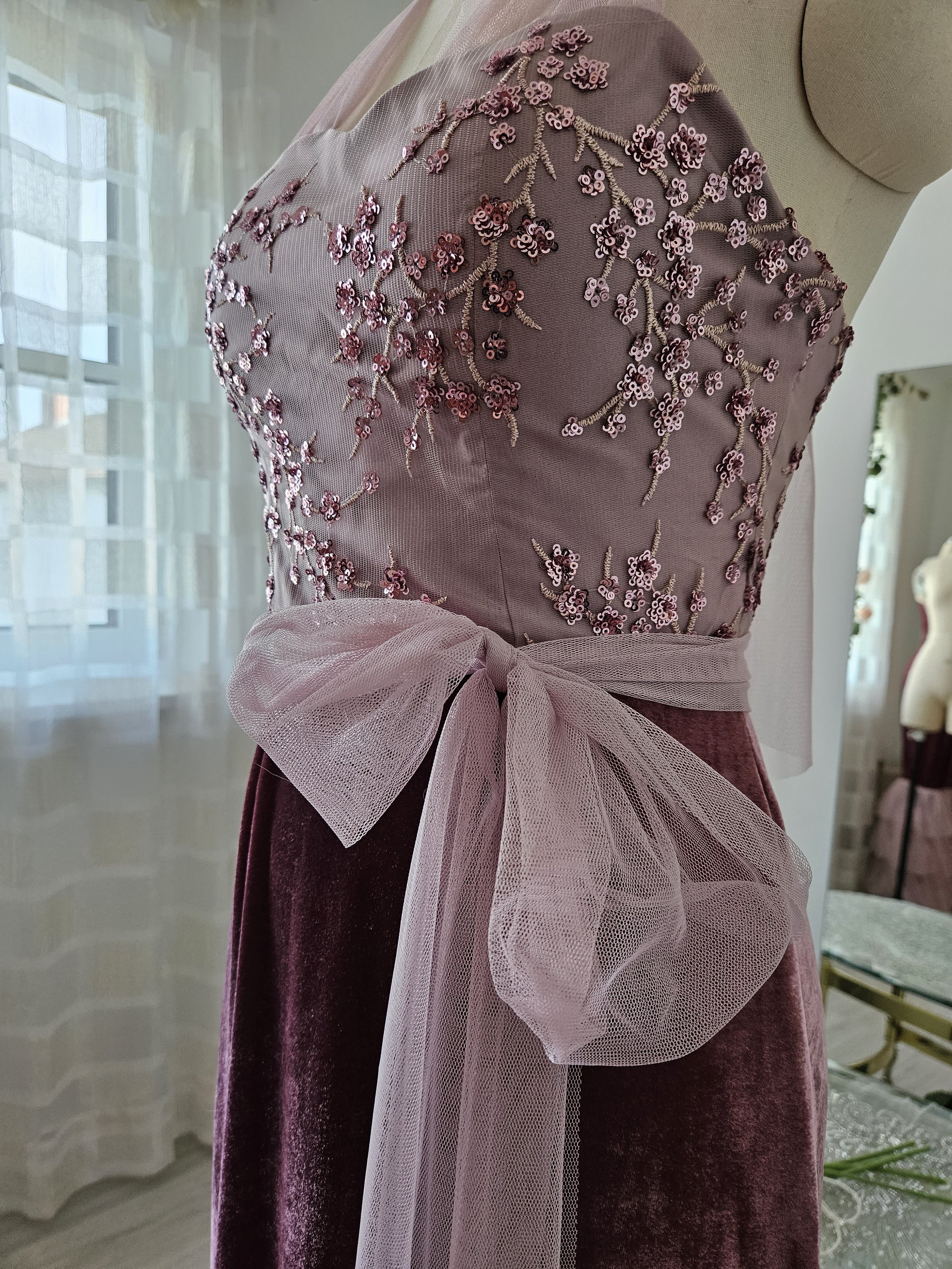 Abendkleid altrosa / dusty rose, Kirschblüten, Samt, Tüll, Neckholder, bodenlang, transparent, A-Linie, Gaudet, Ballkleid, Brautjungfernkleid, Pailletten, tailliert, märchenhaft
