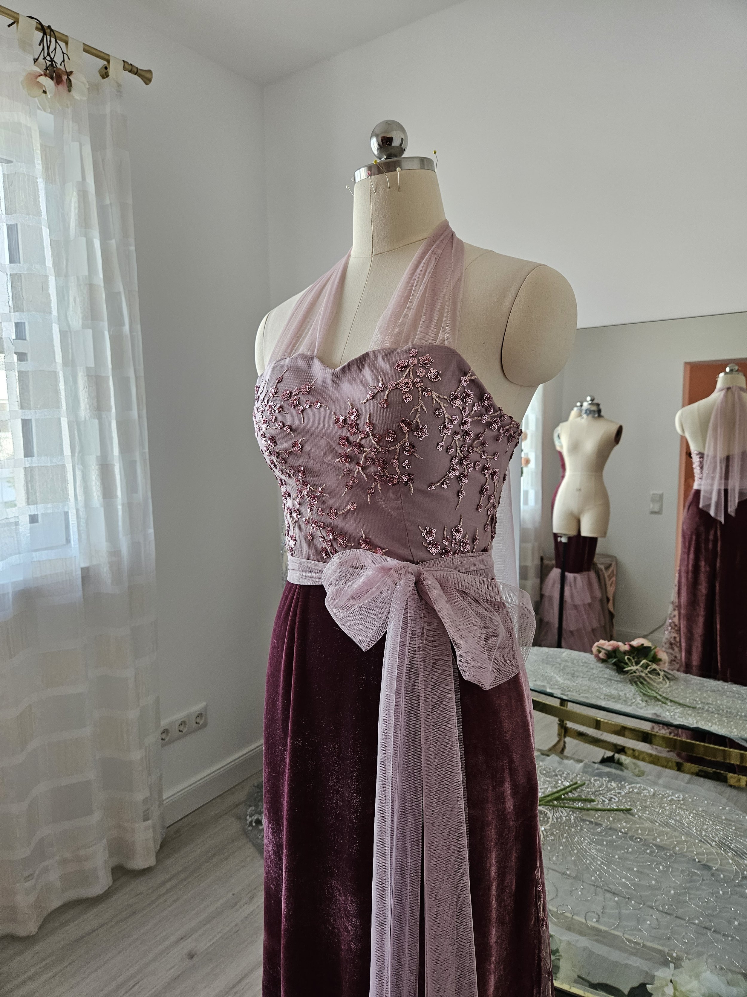 Abendkleid altrosa / dusty rose, Kirschblüten, Samt, Tüll, Neckholder, bodenlang, transparent, A-Linie, Gaudet, Ballkleid, Brautjungfernkleid, Pailletten, tailliert, märchenhaft