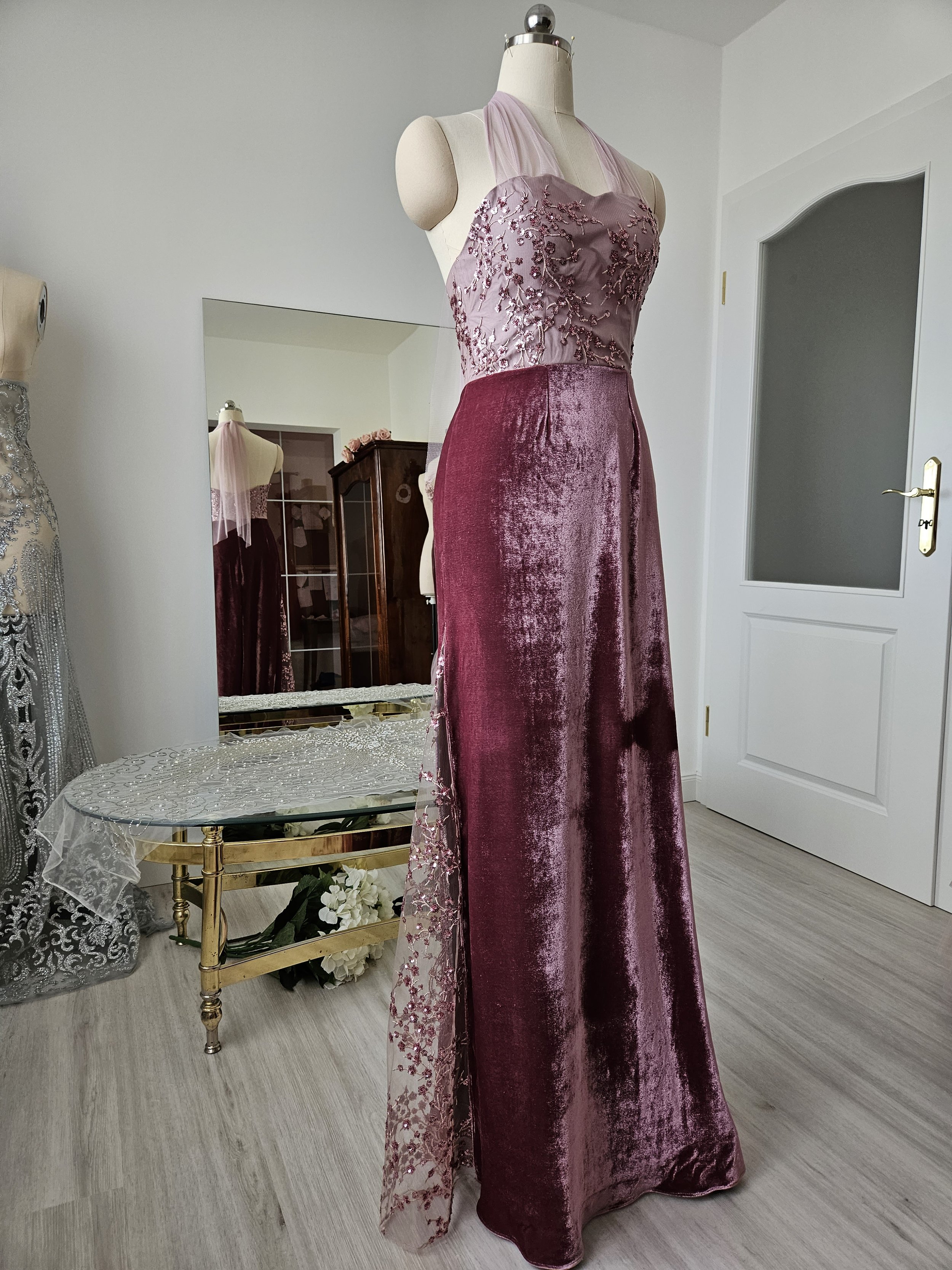 Abendkleid altrosa / dusty rose, Kirschblüten, Samt, Tüll, Neckholder, bodenlang, transparent, A-Linie, Gaudet, Ballkleid, Brautjungfernkleid, Pailletten, tailliert, märchenhaft