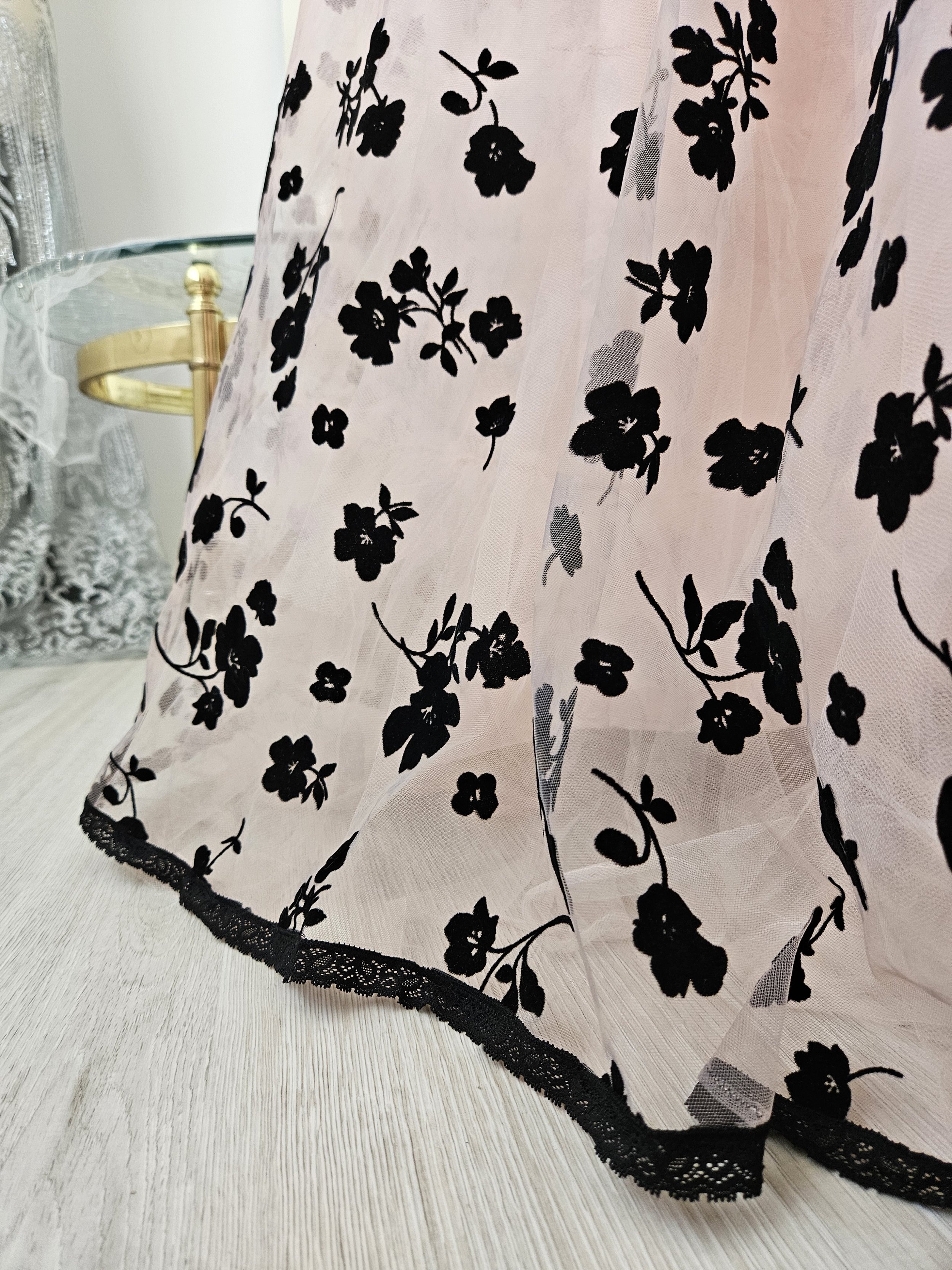 Tüll Kleid Tüllkleid rosa schwarz hellrosa pastellrosa pink geblümt Blumen florales Muster Spitze Borte Spitzenborte