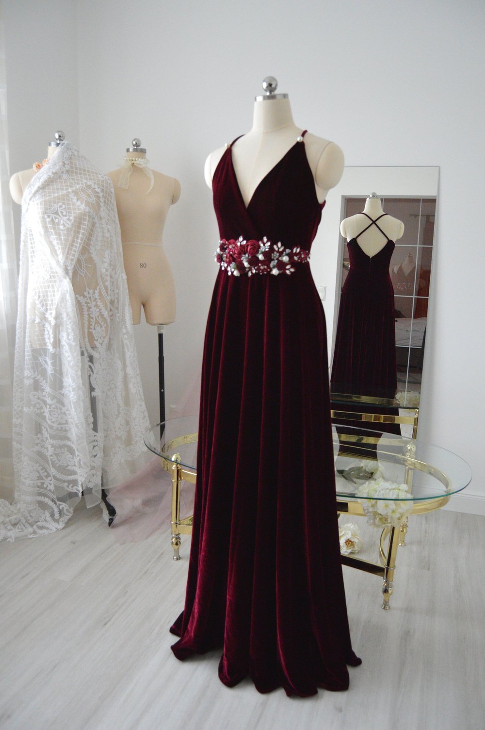 Bordeaux Abendkleid Perlenbestickung Rosenornamente Ballkleid Weinrot Samtkleid gekreuzte Träger Perlen V-Ausschnitt bodenlangStrasssteine dreidimensionale Blumen Ornamente Couture Brautjungfernkleid