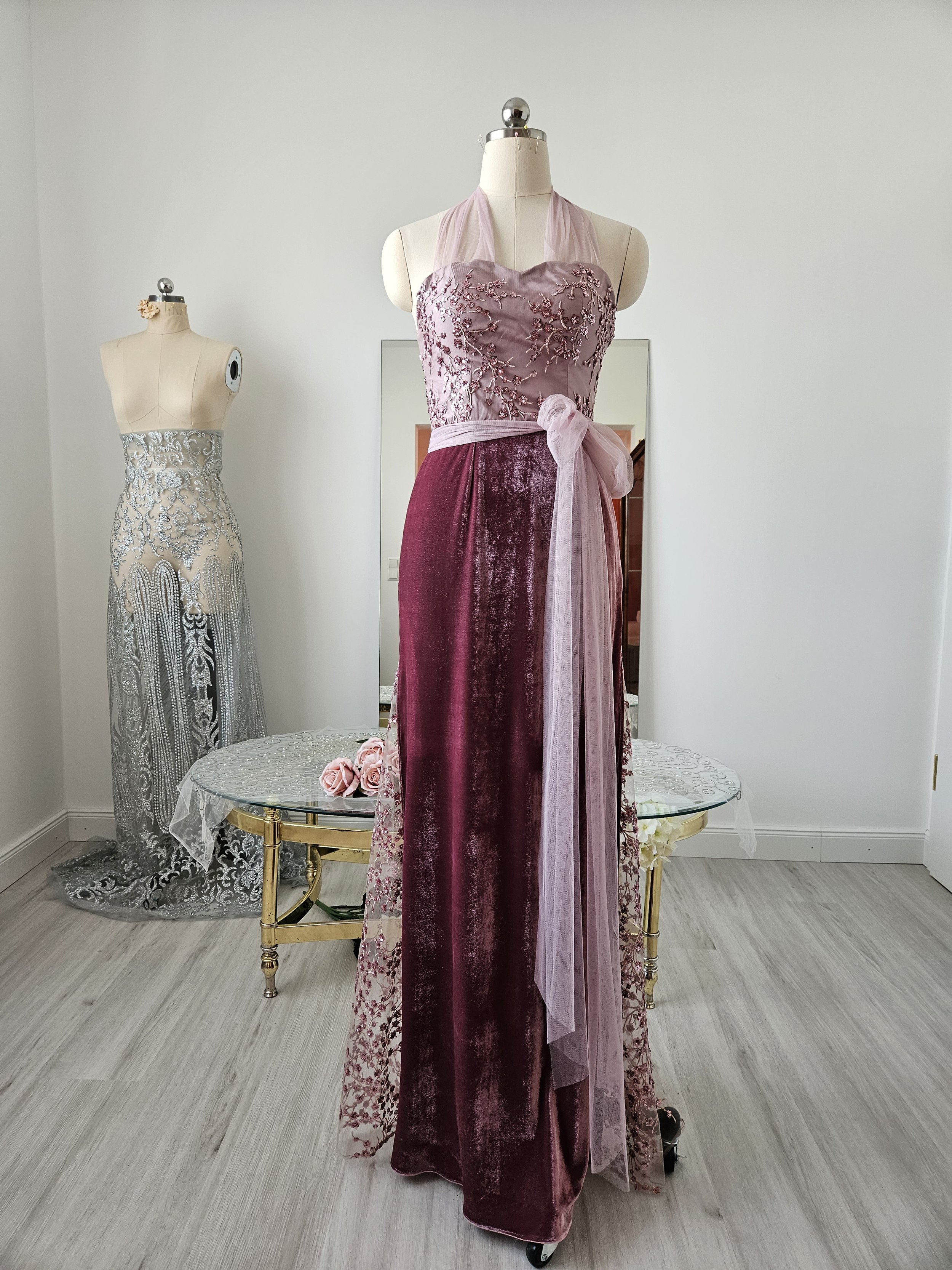 Abendkleid altrosa / dusty rose, Kirschblüten, Samt, Tüll, Neckholder, bodenlang, transparent, A-Linie, Gaudet, Ballkleid, Brautjungfernkleid, Pailletten, tailliert, märchenhaft