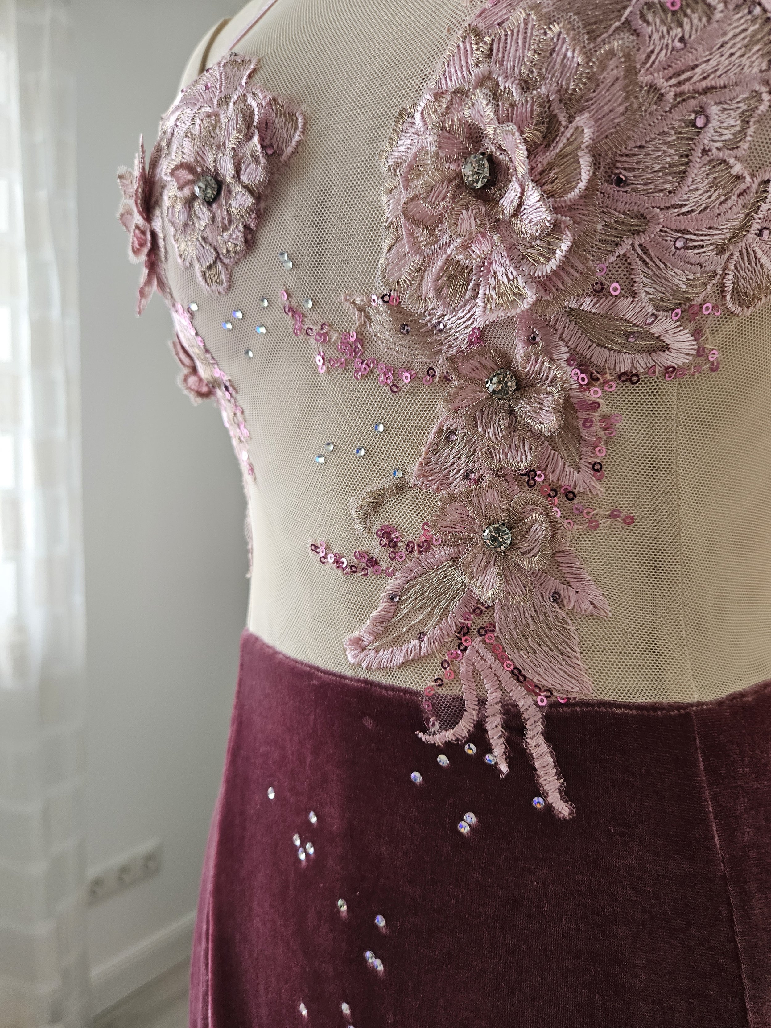 Meerjungfrauenkleid in altrosa, pastellrosa, aus Samt und Tüll, mit Blumenmuster, Strasssteinen und Neckholdern. Couture-Kleid, Abendkleid von Mr. T Shepherd