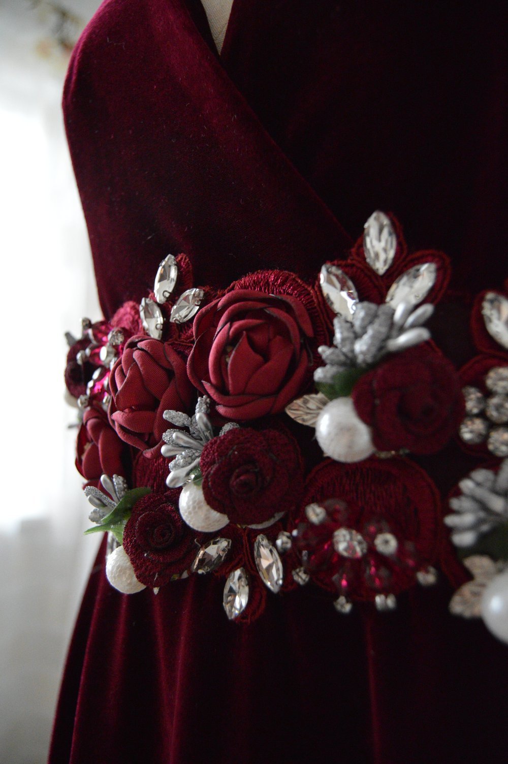 Bordeaux Samt weinrot Rosenbestickung Rosenmuster Rosenornamente Perlen Strasssteine Blättermotiv handbesticktes Kleid Abendkleid Samtkleid Couture