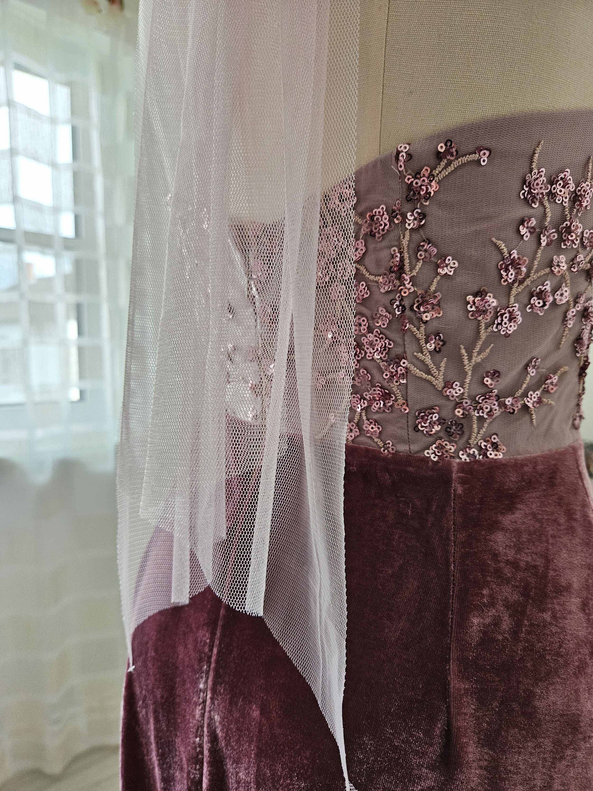 Abendkleid altrosa / dusty rose, Kirschblüten, Samt, Tüll, Neckholder, bodenlang, transparent, A-Linie, Gaudet, Ballkleid, Brautjungfernkleid, Pailletten, tailliert, märchenhaft