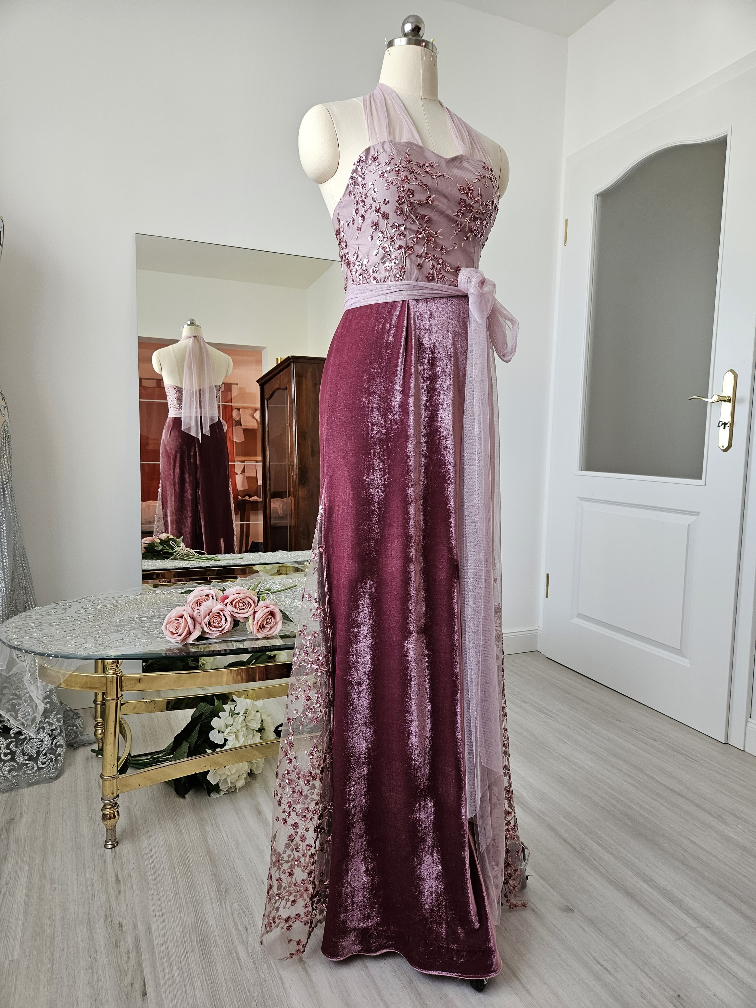 Abendkleid altrosa / dusty rose, Kirschblüten, Samt, Tüll, Neckholder, bodenlang, transparent, A-Linie, Gaudet, Ballkleid, Brautjungfernkleid, Pailletten, tailliert, märchenhaft