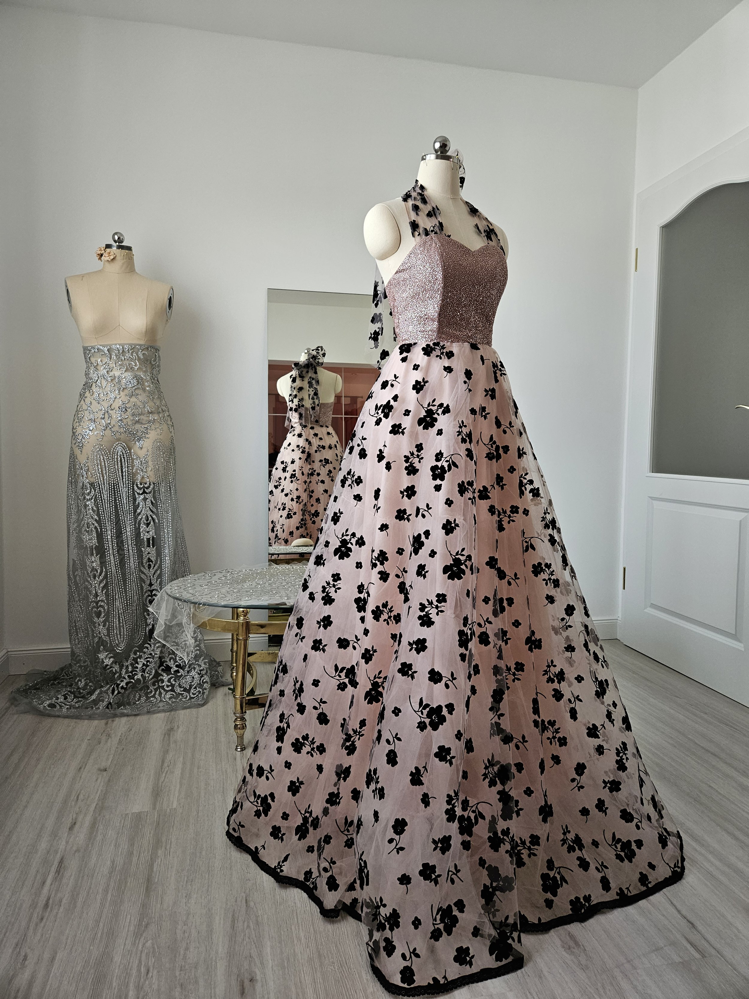 Hellrosa geblümtes Glitzer-Tüllkleid mit ausladendem Rock
