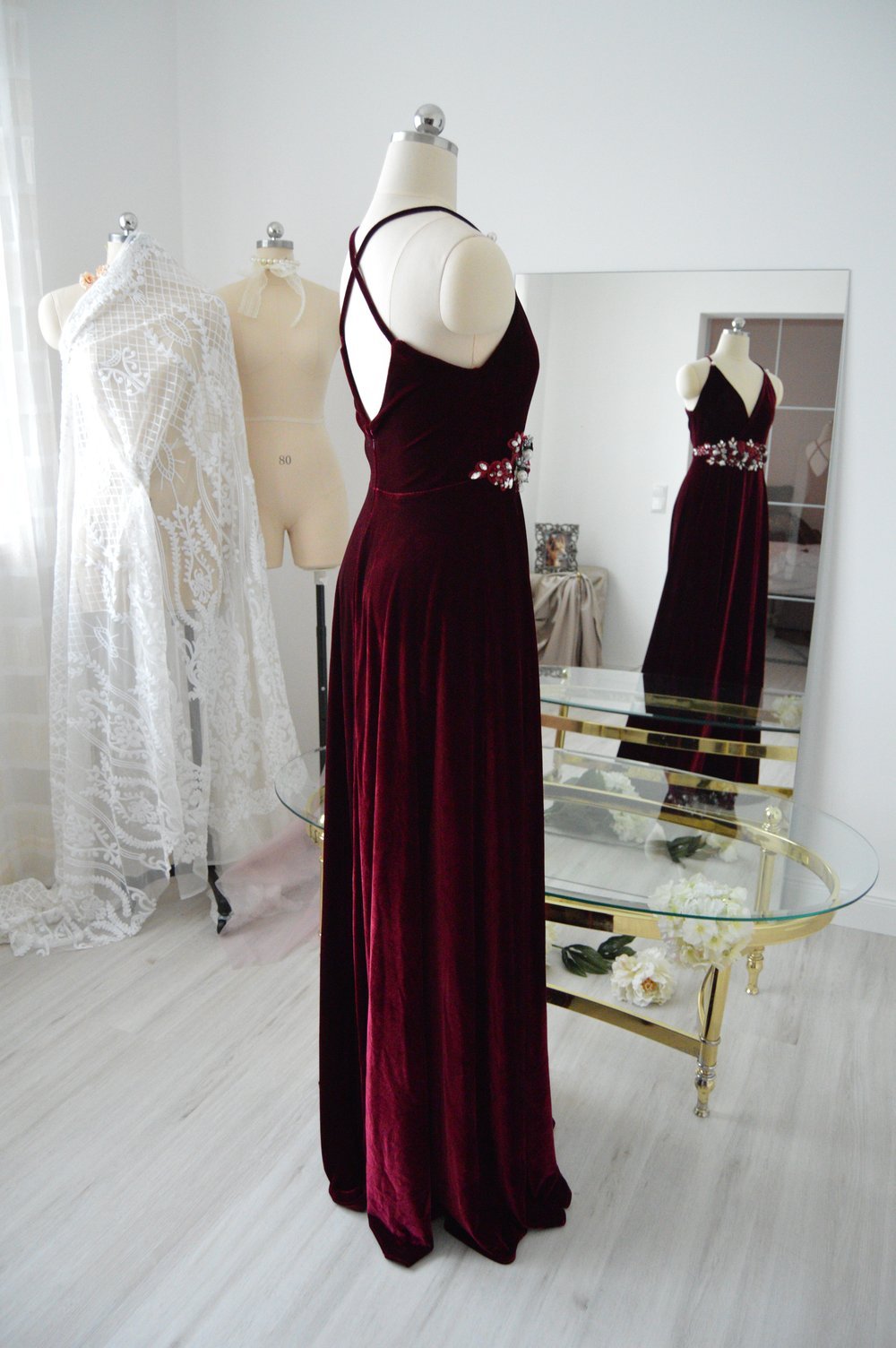 Bordeaux Abendkleid Perlenbestickung Rosenornamente Ballkleid Weinrot Samtkleid gekreuzte Träger Perlen V-Ausschnitt bodenlang Strasssteine dreidimensionale Blumen Ornamente Couture Brautjungfernkleid