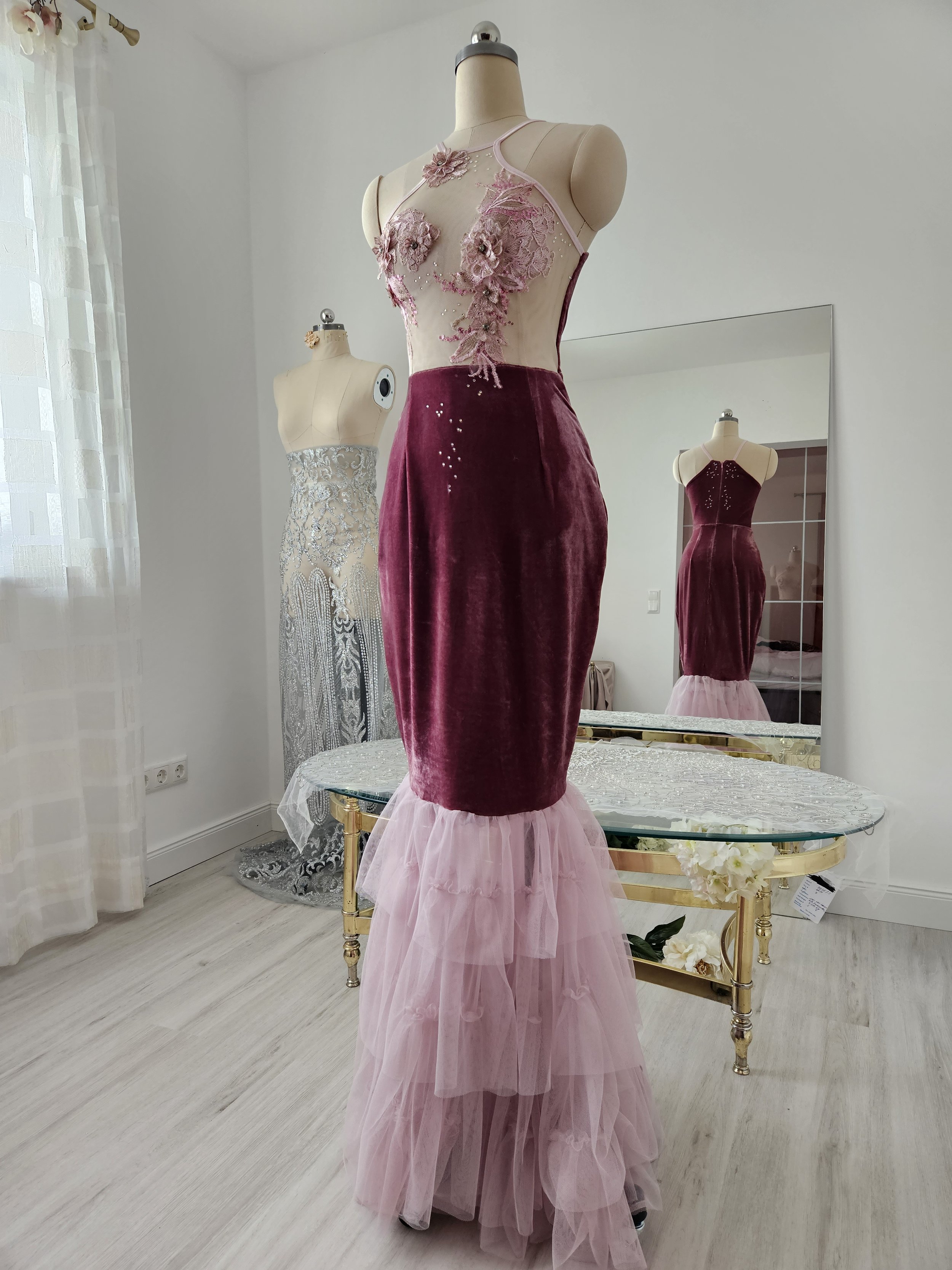 Meerjungfrauenkleid in altrosa, pastellrosa, aus Samt und Tüll, mit Blumenmuster, Strasssteinen und Neckholdern. Couture-Kleid, Abendkleid von Mr. T Shepherd