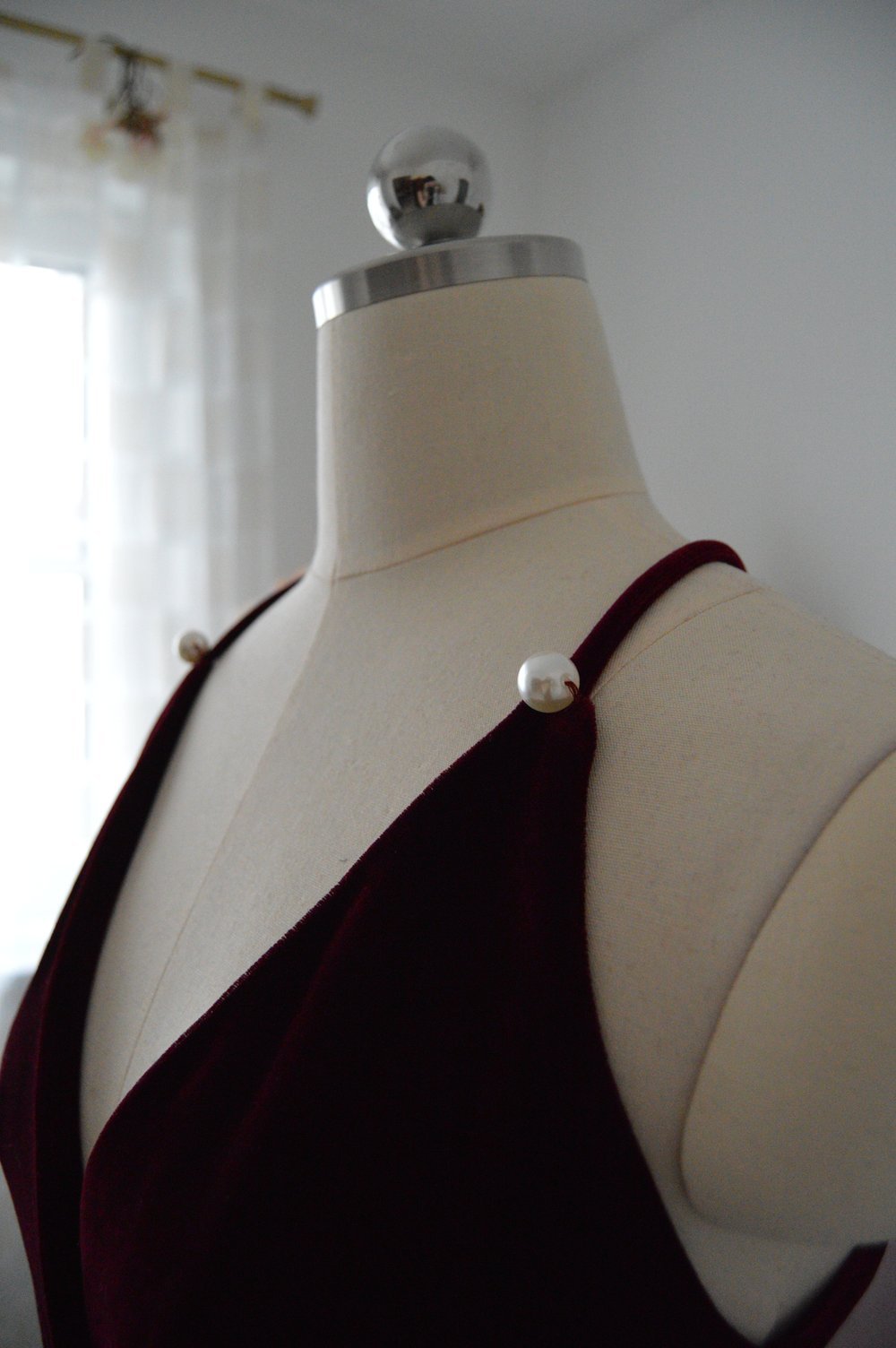 Bordeaux Kleid Träger Perlenornamente Statement-Perlen Samt Spaghettiträger Schmuck