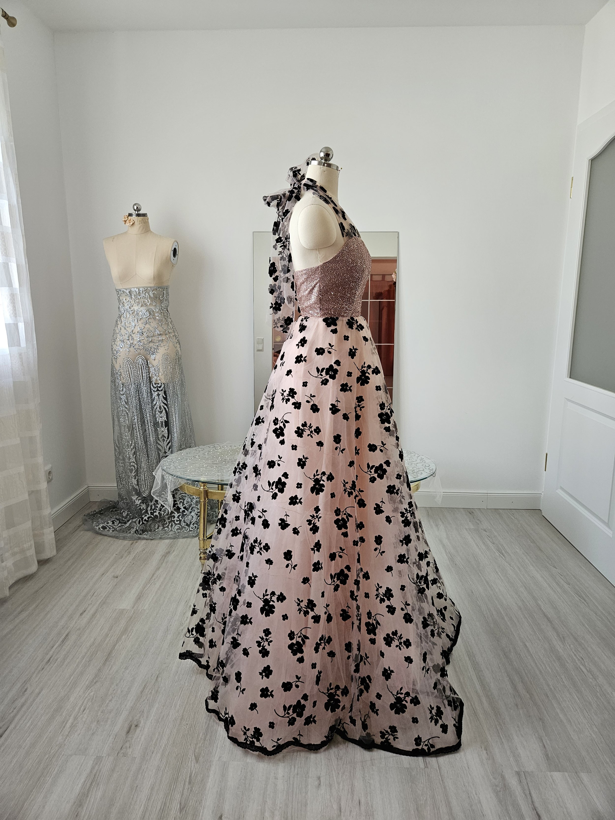 Ballkleid Glitzer hellrosa Tüll Blumen schwarz florales Muster Schleife Barbei Sweetheart-Neckline bodenlang Neckholder ausladend