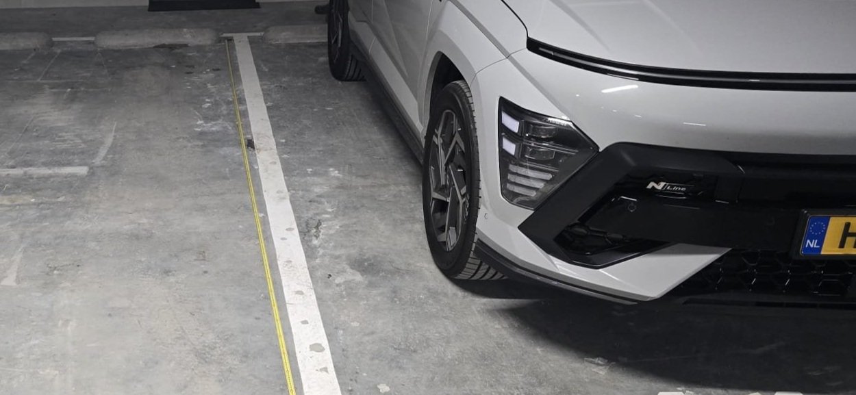 "Lekkende Parkeergarage in Almere: Aanpak van 6 Watervoerende Betonscheuren voor een Droge Oplossing!"