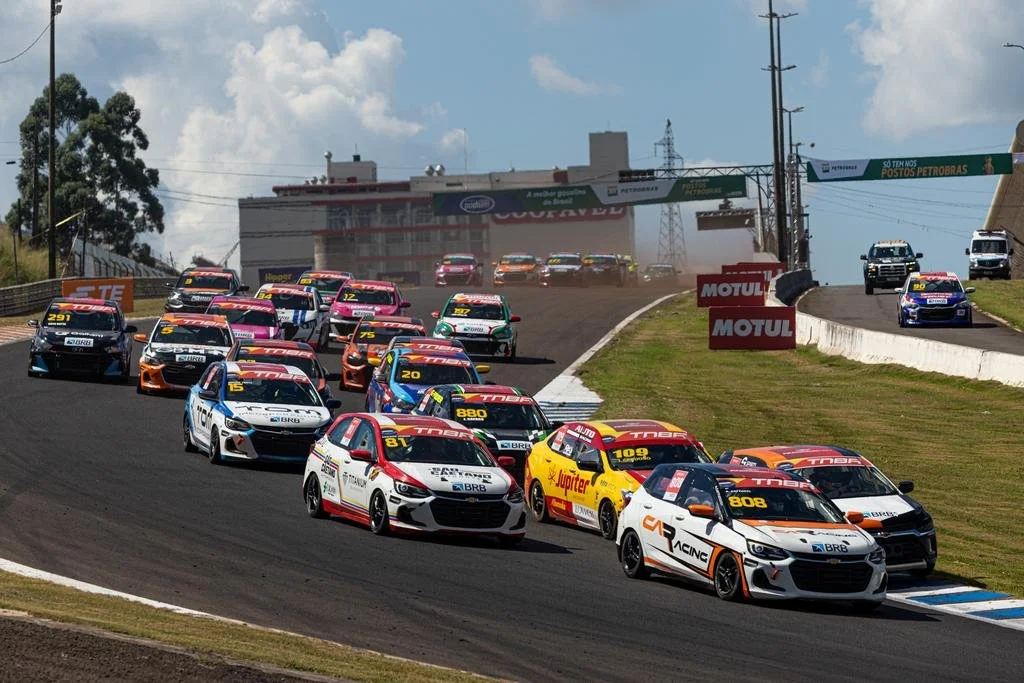 Cattucci e Nalesso largam na frente após abertura da temporada da Turismo Nacional