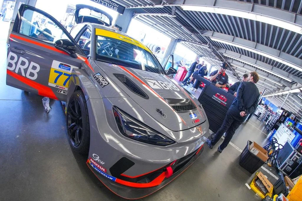 Celso Neto estreia em Daytona pela equipe 100% brasileira Stallion Motorsports