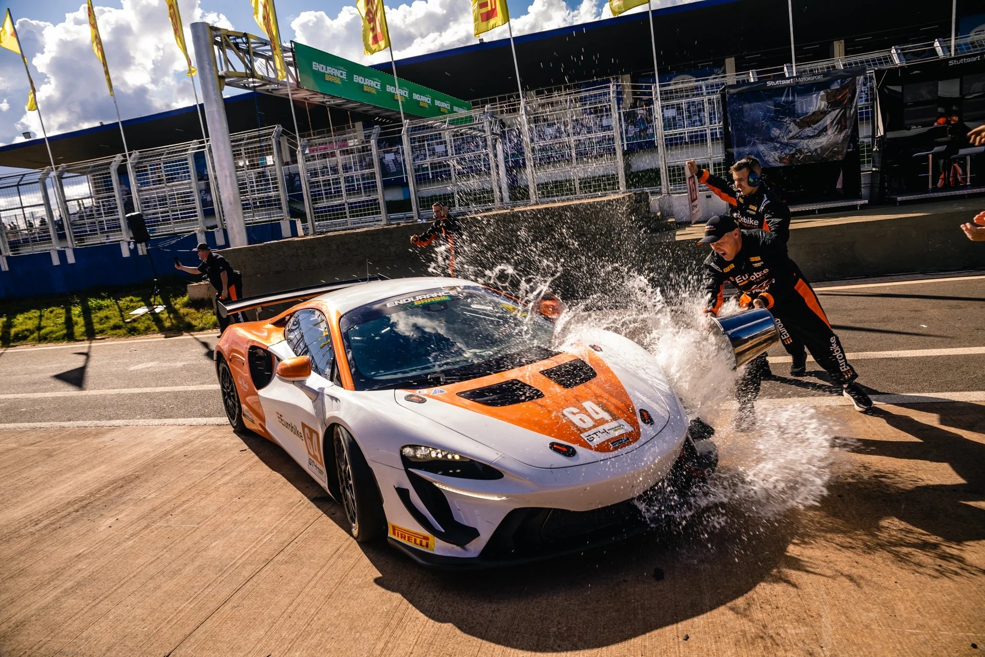 MC Tubarão e Eurobike levam McLaren Artura #64 ao topo da classe GT4 no Endurance Brasil