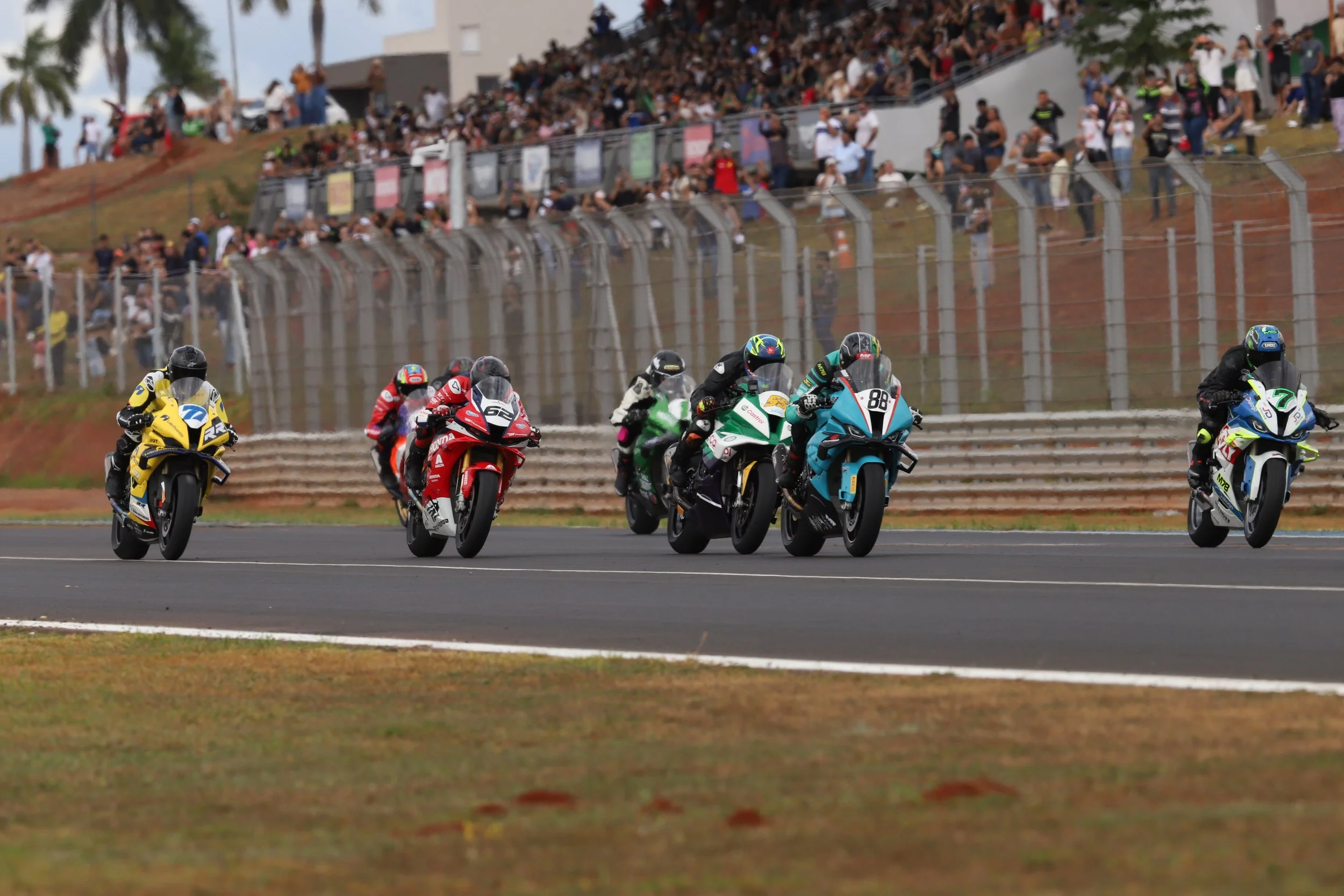 465951_1204113_gp_triumph_tem_casa_cheia_em_goiAcnia.jpg