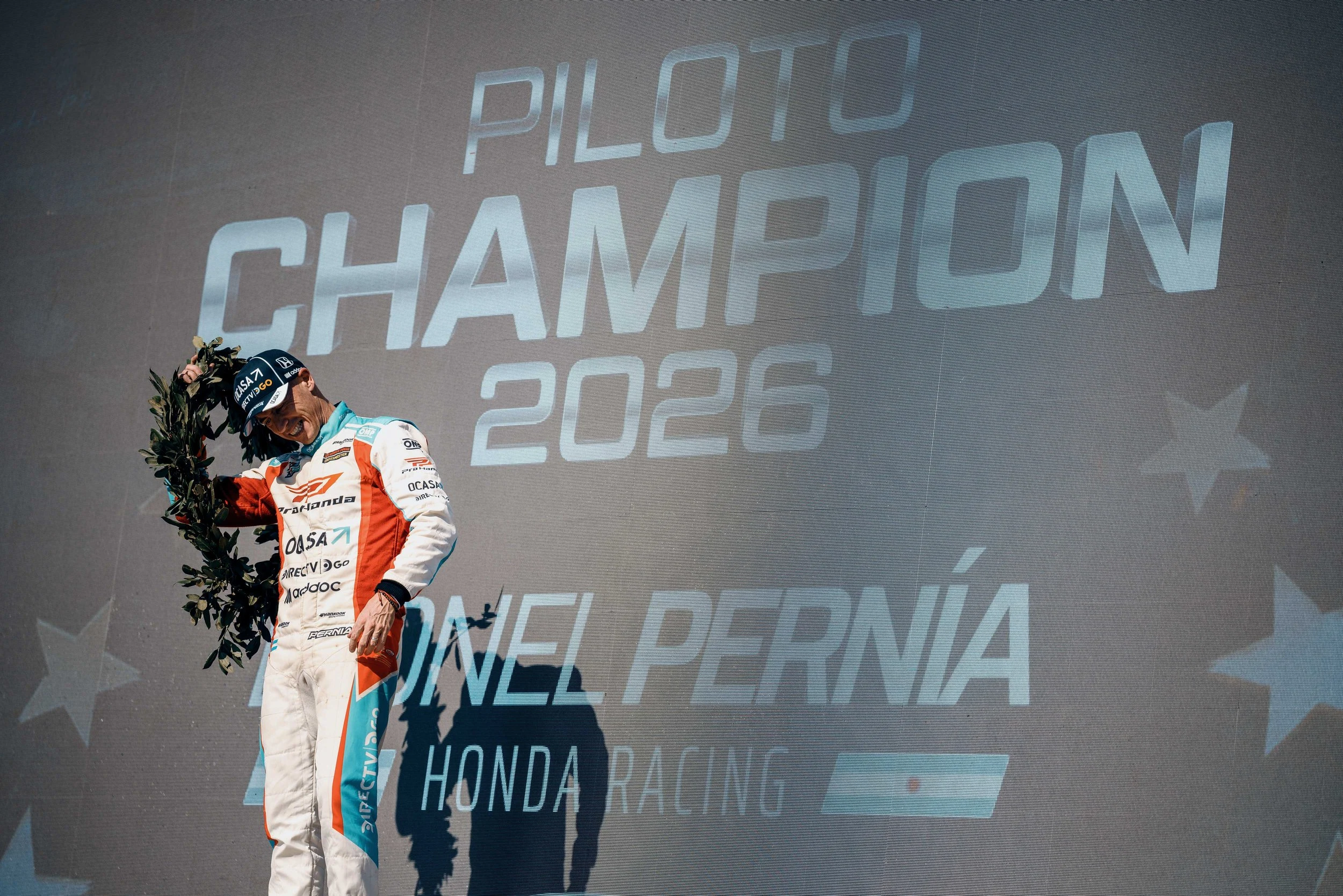 Argentino Leonel Pernía é campeão do TCR Brasil, enquanto Pedro Cardoso vence a corrida no Velocitta