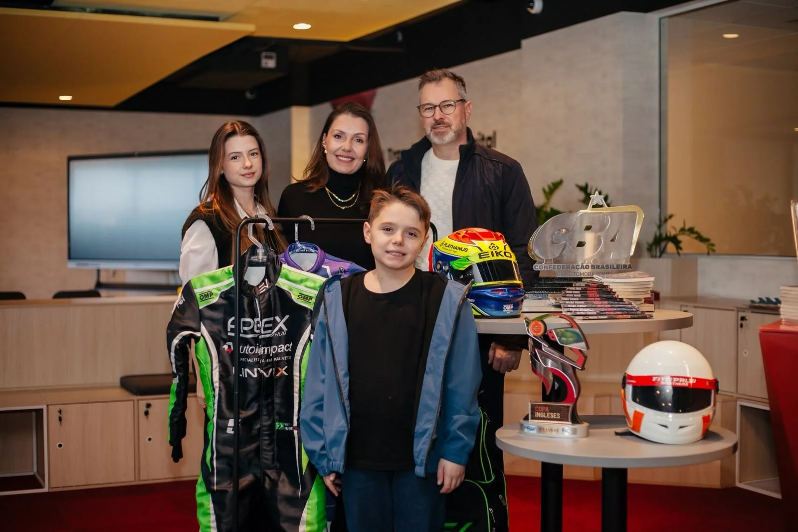 Empresário e pai de piloto lança livro que transforma as lições do kart em ensinamentos sobre liderança e empreendedorismo