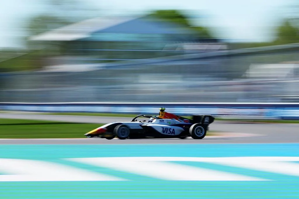 Na F1 Academy, brasileira Rafaela Ferreira conquista quarto lugar na corrida de abertura no Canadá