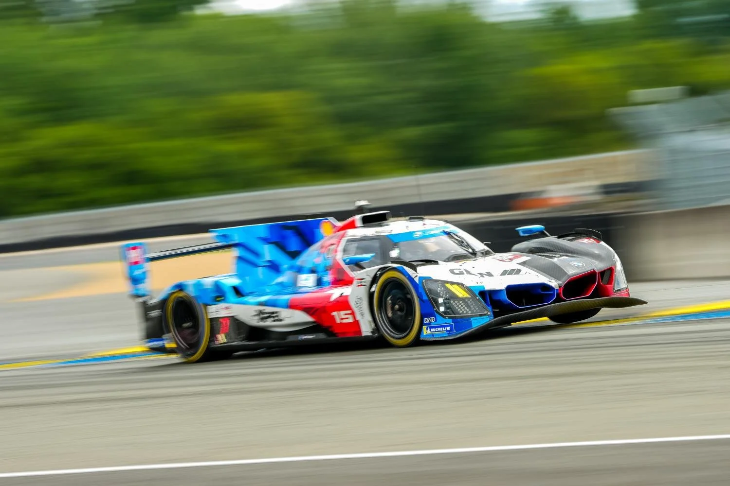 BMW conquista a primeira pole position da era dos hipercarros em Le Mans após penalização da Cadillac