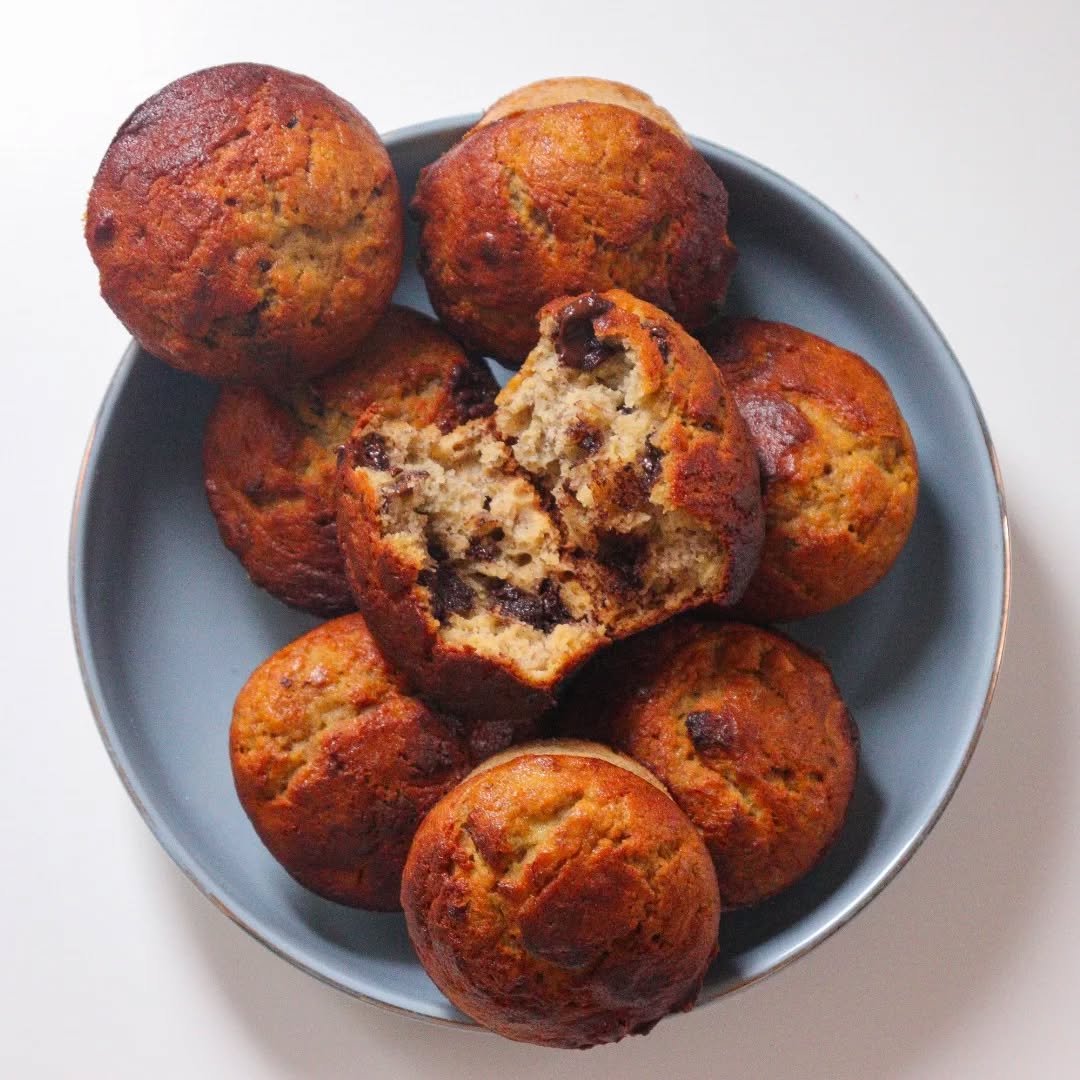 MUFFINS HYPER PROTEIN&Eacute;S
&Agrave; LA FARINE DE POIS CHICHE❤️ [sans gluten]

Ingr&eacute;dients:
4 grosse bananes, 466g ecrasees
 8 Cs huile de coco
 3 &oelig;ufs
 4, 5 Cs de miel+ 25g de sucre roux
 200g farine de pois chiches
 30g farine de sa