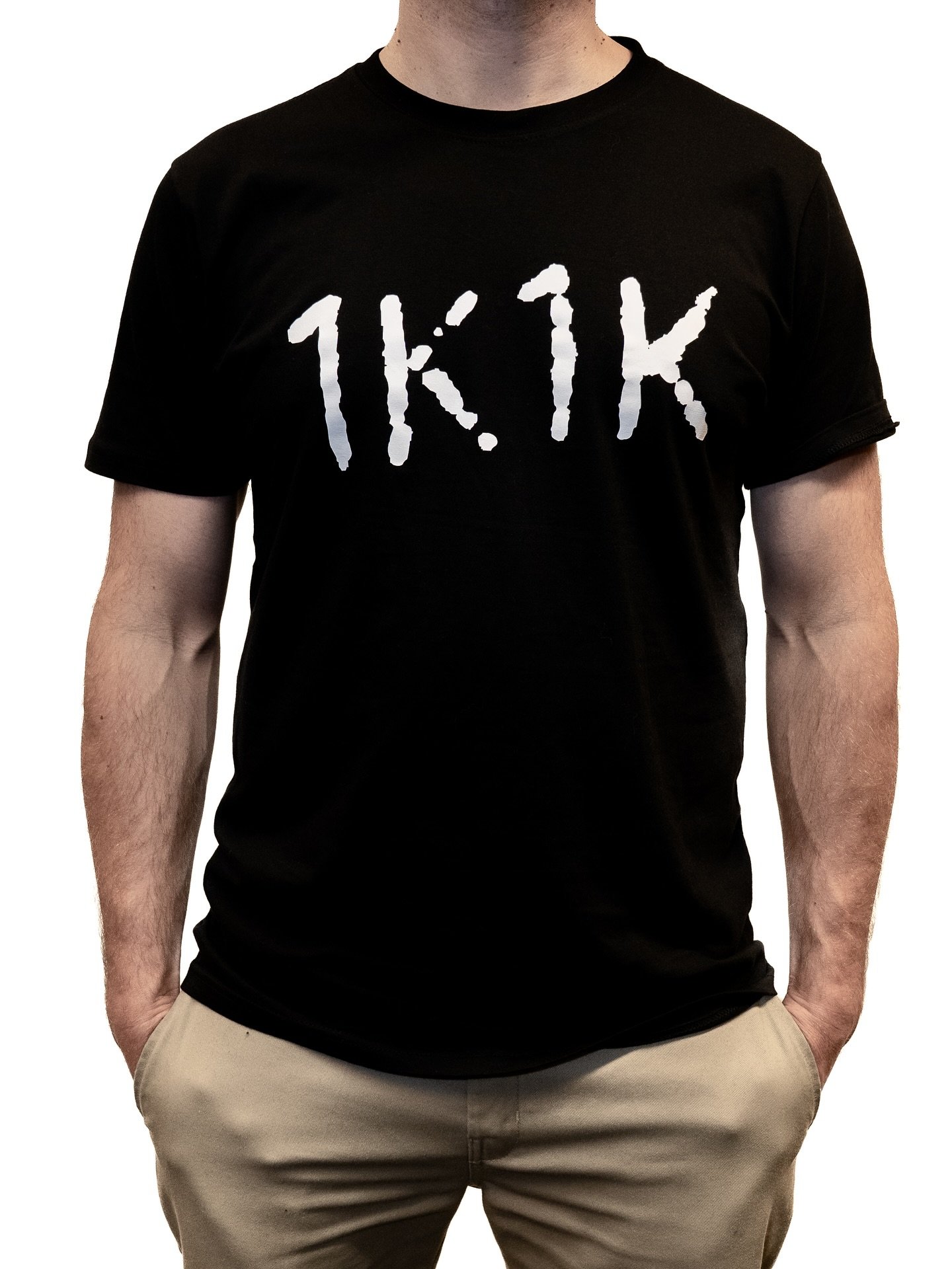 Nyt niit&auml; saa🔥1K1K t-paidat nyt tilattavissa, toimitukset alkavat lokakuussa. Paitaa ostettavissa my&ouml;s keikoilta!

Laadukas ja hyvin istuva t-paita, jossa rinnassa 1K1K-logo. Saatavilla t&auml;ll&auml; hetkell&auml; vain mustana, logo valk