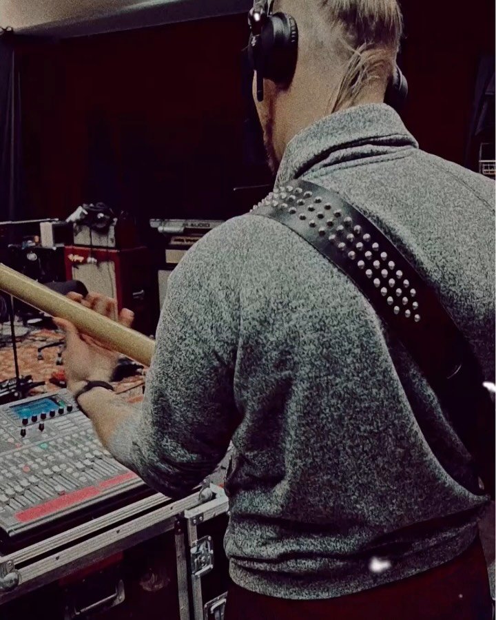 Toissa viikonloppuna vet&auml;ydyttiin keikan j&auml;lkeen kotistudion uumeniin, agendalla &auml;&auml;nitykset ja s&auml;vellyst&auml;.. T&auml;&auml; porukka kun koolla, niin yleens&auml; tulosta tulee🤠🤟Kolmeen julkaisemattomaan biisiin bassot ja