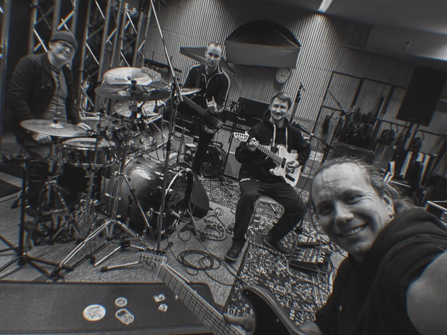 Hyv&auml;&auml; t&auml;t&auml; vuotta vaan viel&auml; kaikille🤟

Alkuvuoden teemana 1K-leiriss&auml; &auml;&auml;nitysten jatkaminen. Useempaan biisin pohjia narulla, kitaroita ja laulujakin alettu &auml;&auml;nitell&auml; ja hommat jatkuu.

Joulun 