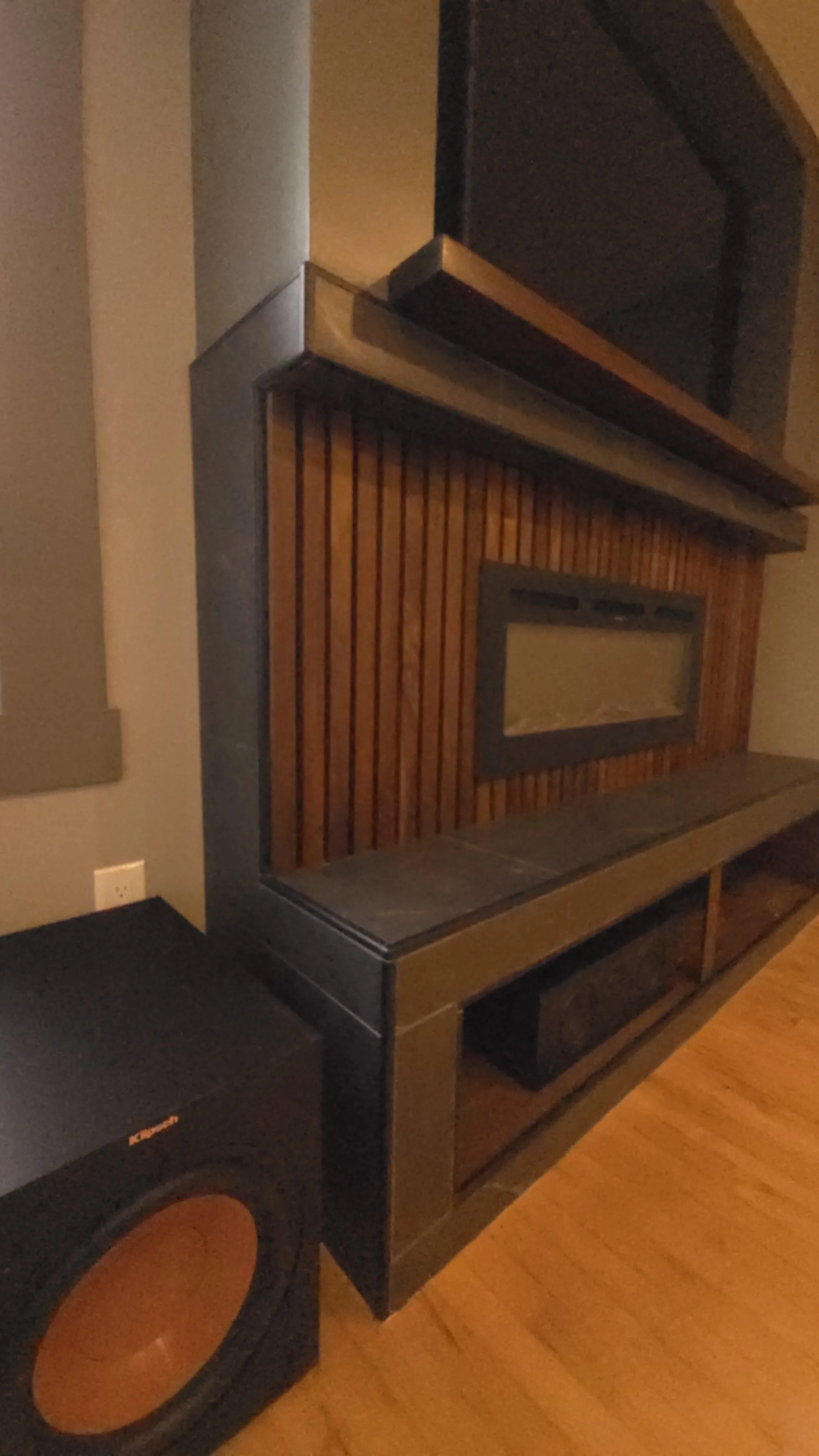 Recent renovation in Whiteoaks London - Custom entertainment and firepace feature