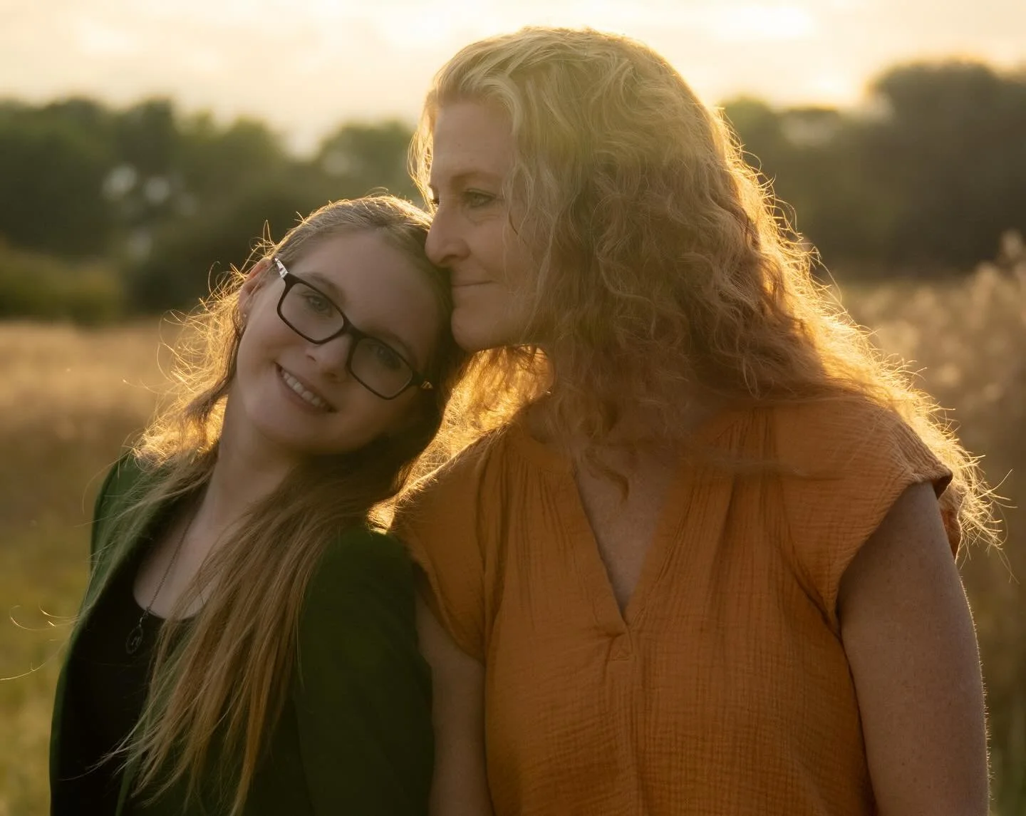 These two lovely ladies made my job so easy. We had beautiful weather, a gorgeous sunset, and a sprinkle of fall yellows. 🍂