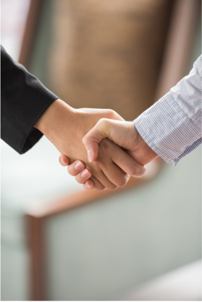 Poignée de main entre deux personnes en milieu professionnel.