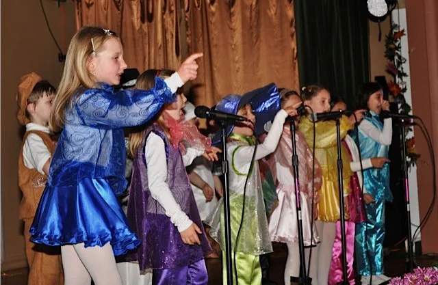 Children's performance "Neznayka and his friends"