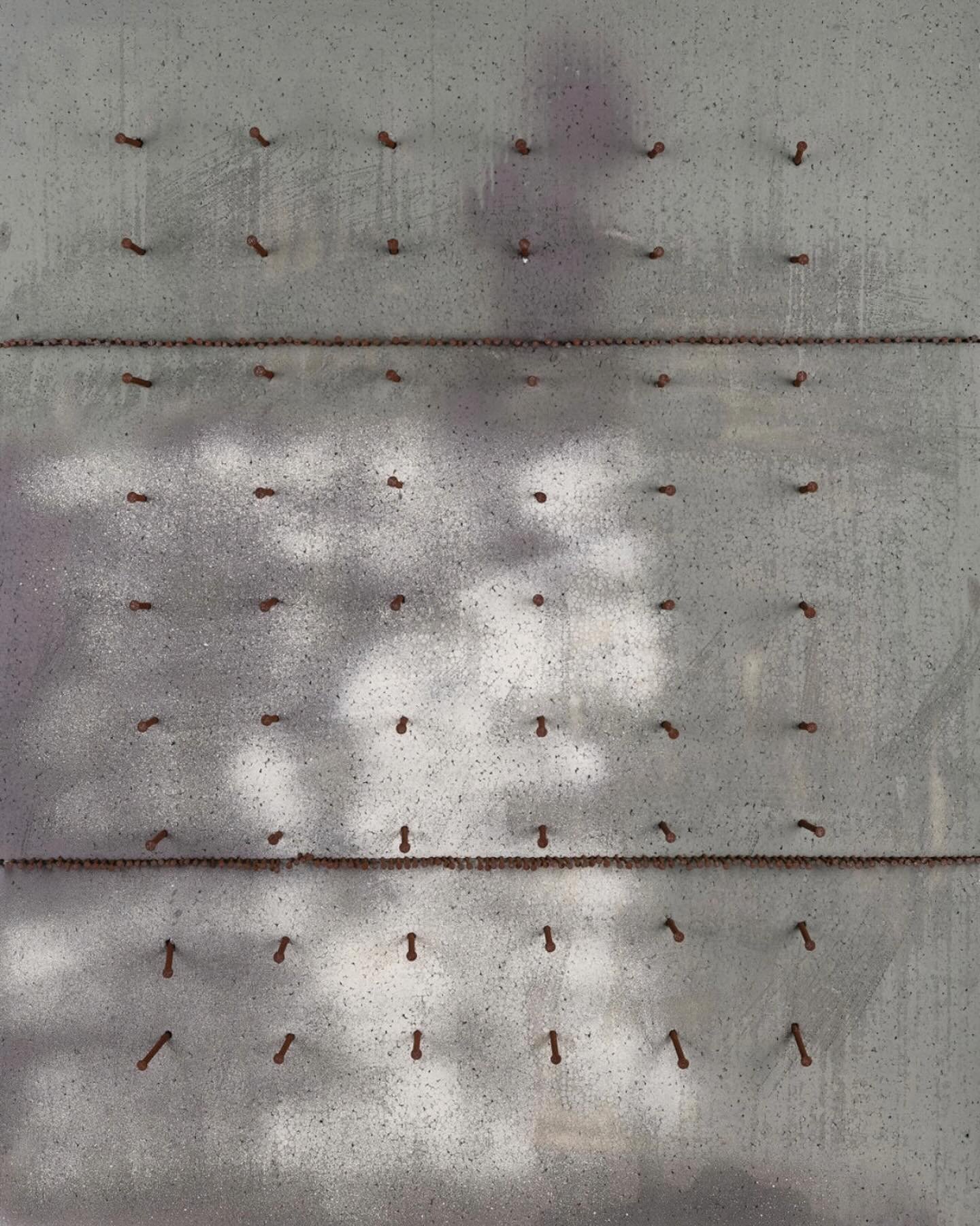 O&ugrave; le m&eacute;tal ponctue le b&eacute;ton, &laquo;&nbsp;Cadences industrielles&nbsp;&raquo; capture le rythme silencieux de l&rsquo;architecture, entre ombre et lumi&egrave;re. 
#Po&eacute;sieUrbaine​​​​​​​​​​​​​#ArtContemporain #MarocArt #De