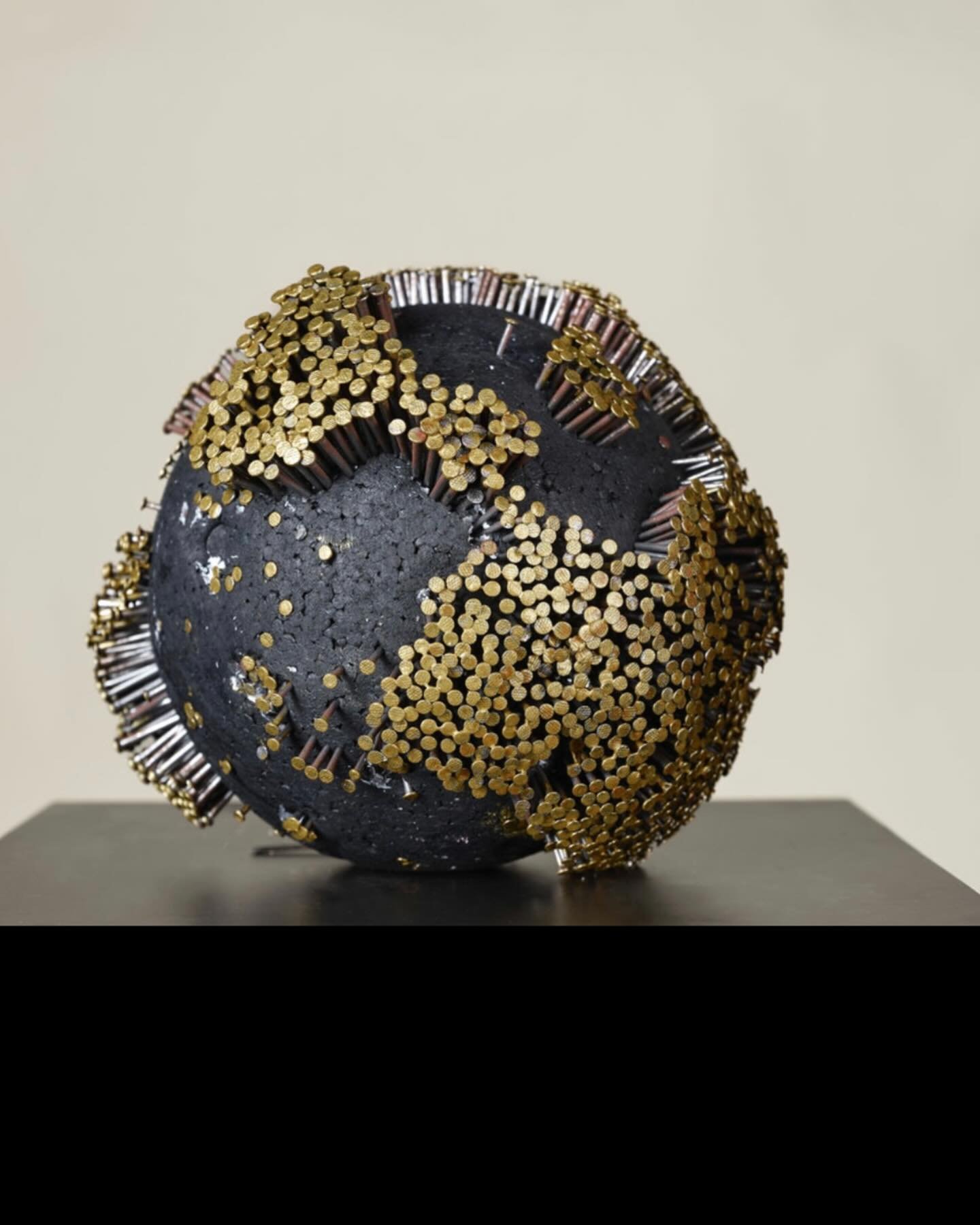 La Sph&egrave;re d&rsquo;Or
J&rsquo;ai cr&eacute;e un monde o&ugrave; les clous deviennent for&ecirc;t, o&ugrave; la m&eacute;moire se fait lumi&egrave;re. Sur cette sph&egrave;re noire, chaque t&ecirc;te de clou capte et r&eacute;fl&eacute;chit la l