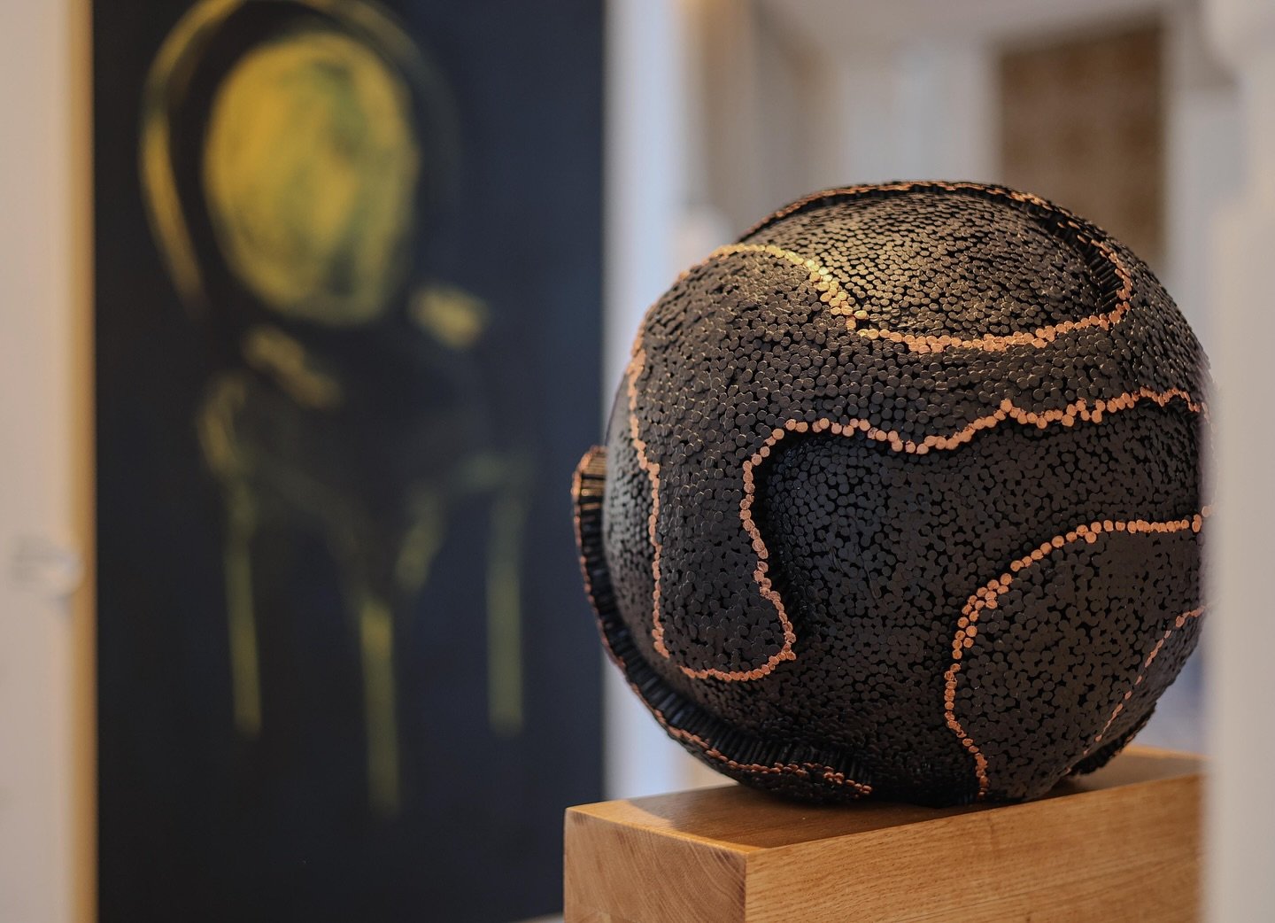 Titre de l&rsquo;&oelig;uvre : Cosmos V&eacute;g&eacute;tal
Dimensions : 36 cm de diam&egrave;tre sur socle en bois 
&bull; Technique utilis&eacute;e : Structure sculpt&eacute;e sur base de polystyr&egrave;ne, recouverte de centaines de clous piqu&ea