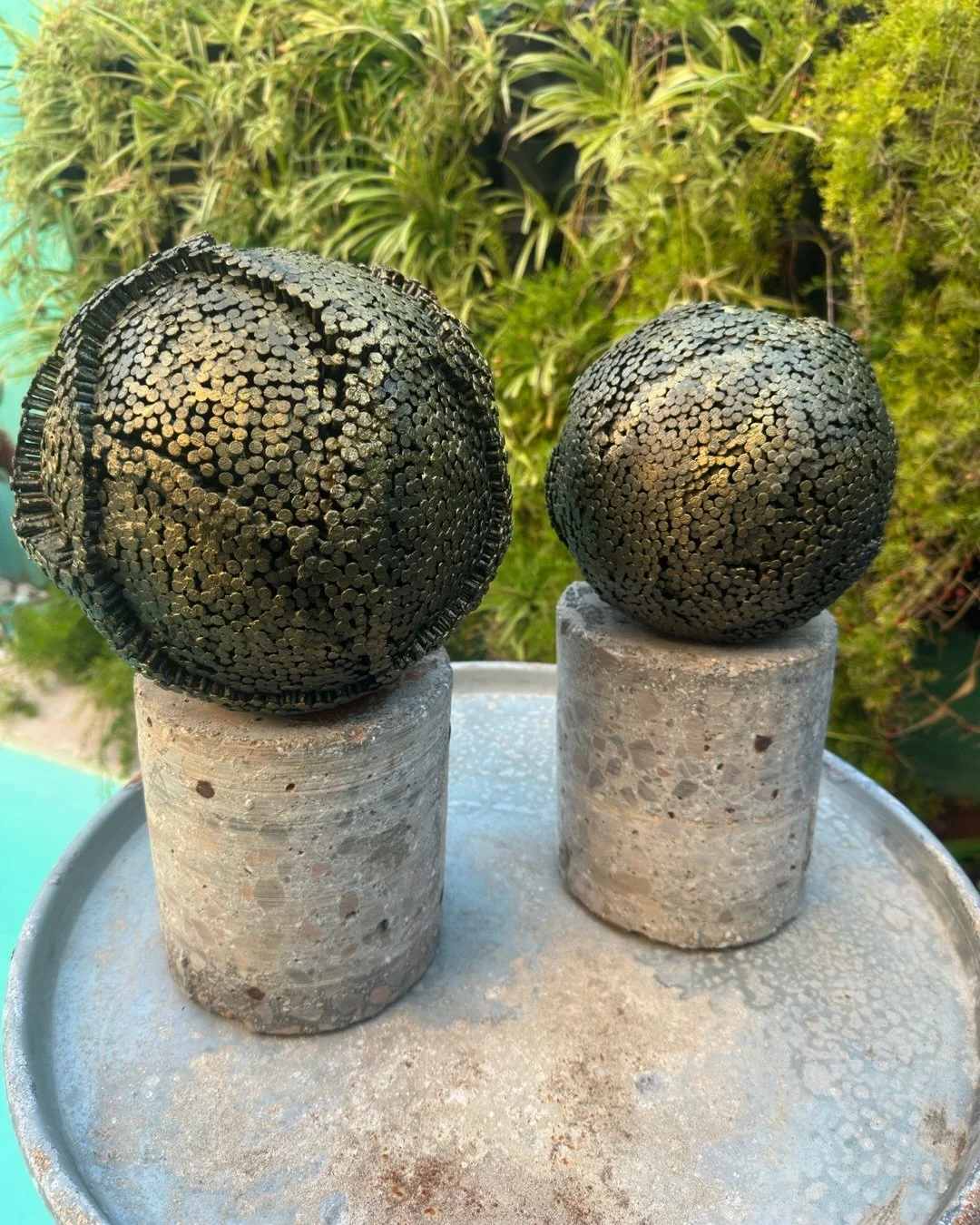 Chaque clou est un arbre.
Chaque geste, une trace.

Je ne construis pas des formes,
je fais na&icirc;tre des for&ecirc;ts.

Des for&ecirc;ts denses, silencieuses,
o&ugrave; la mati&egrave;re devient paysage
et o&ugrave; l&rsquo;humain laisse son empr