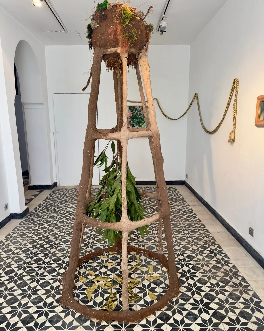 Deux installations que j&rsquo;ai cr&eacute;&eacute;es, &agrave; Dar el Kitab, autour des crinolines d&rsquo;Amina Benbouchta.
Une structure, du vivant&hellip; et le moment o&ugrave; tout bascule.