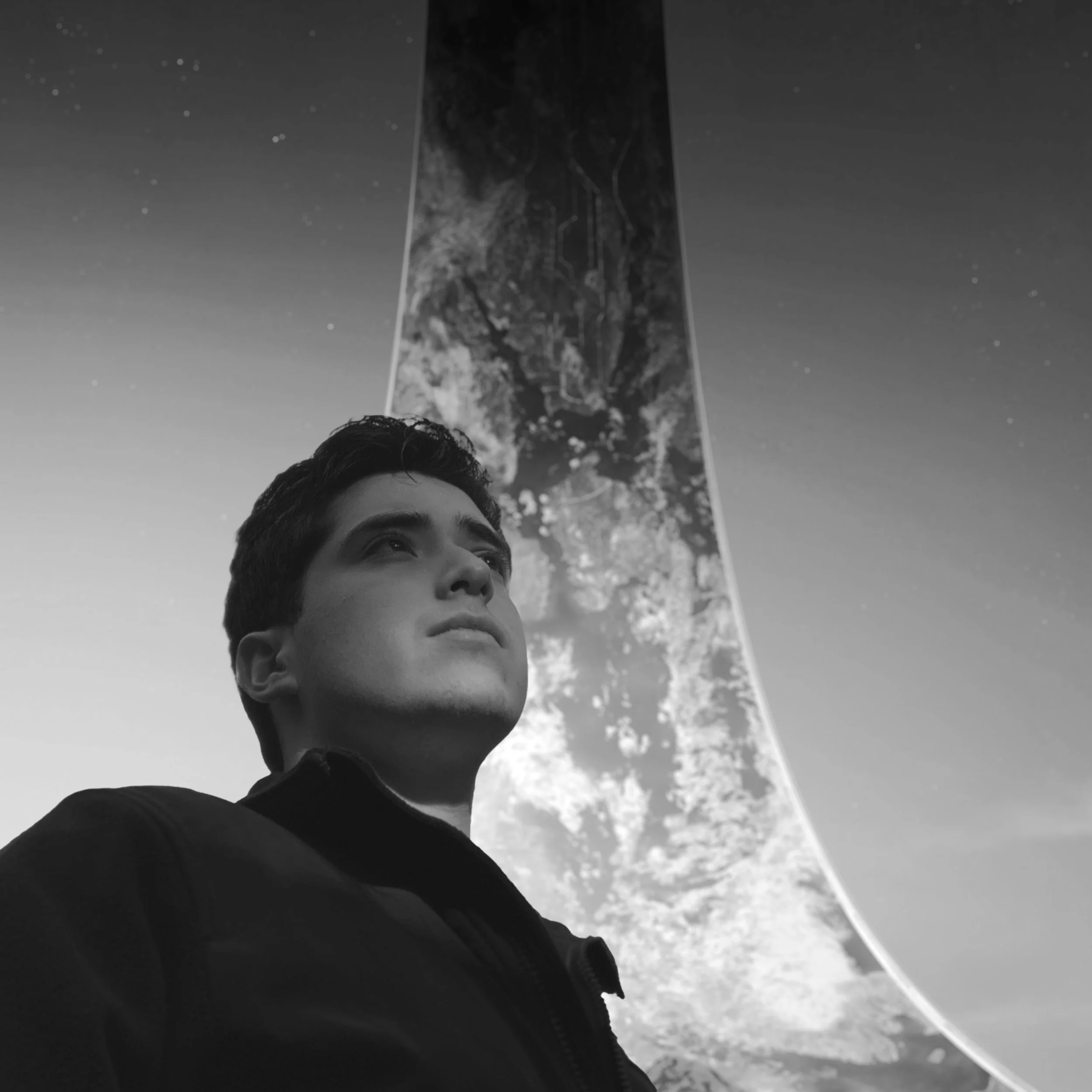 Joven hombre mirando hacia arriba, con una estructura o monumento monumento en el fondo, en un cielo oscuro con estrellas.