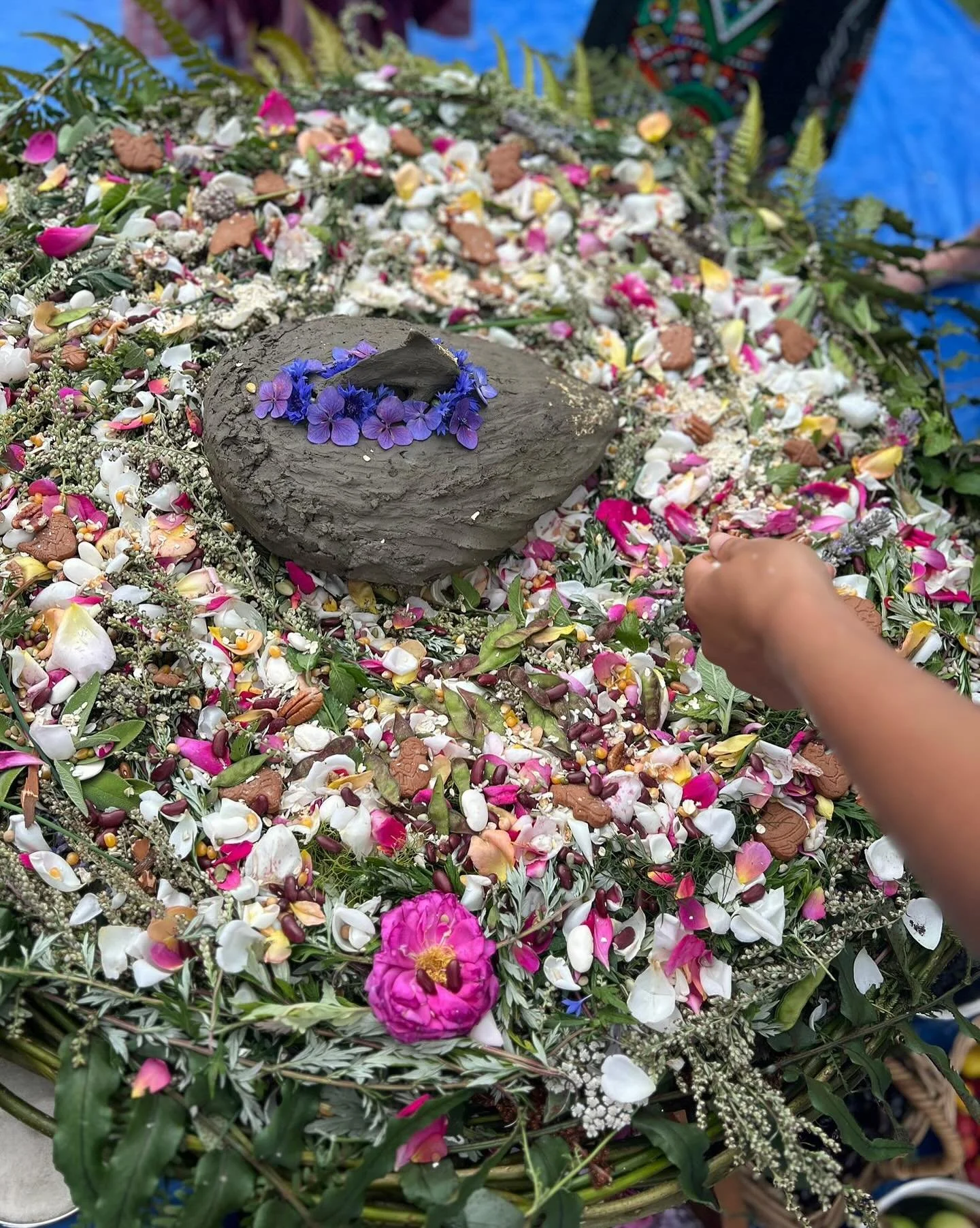 A bit of a late post! 🙃 -Giving thanks to @formedway_  who wove together a week of pilgrimage, ceremony, community, awareness, creativity, and advocacy for the River Medway ~ from source to sea. 

Do check out their important work 🙏 💦 🐬 
In awe a