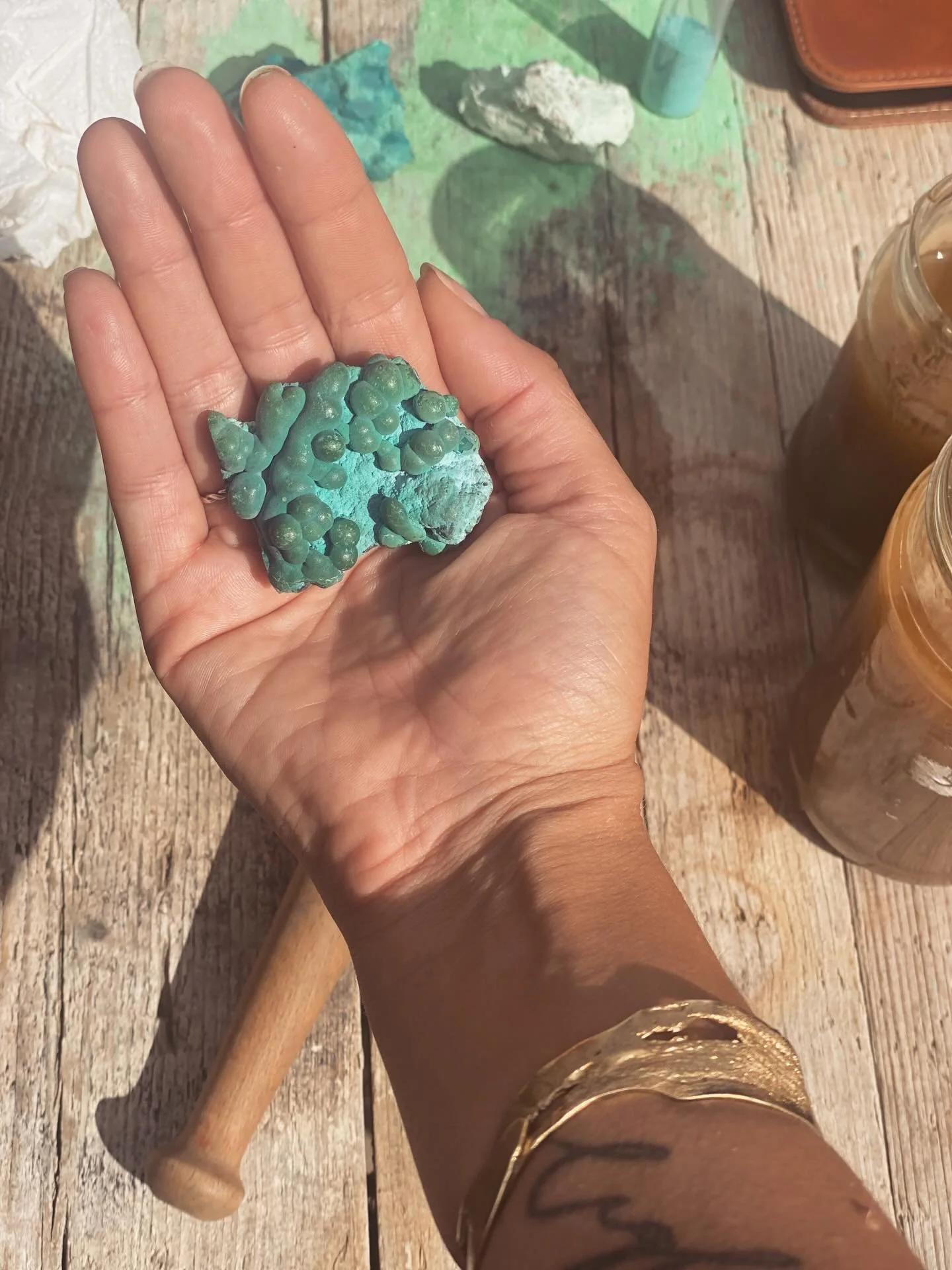Malachite &amp; Chrysocolla 🤤 💙 🐬 🩵 🎨 colour alchemy. ~ connected to copper and Venus.

{thanks to my teachers over the years~  @alchemyofpaint , @folkikons  and @sacredartofgeometry }