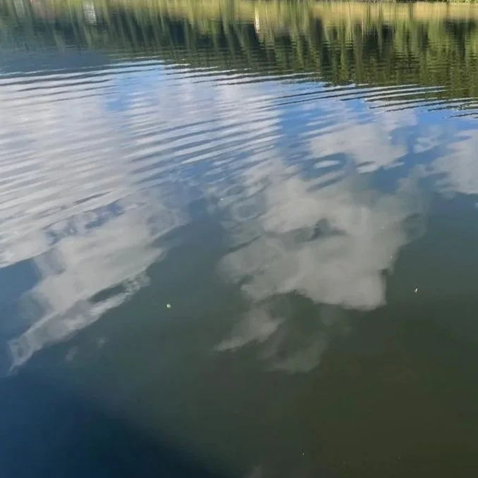 Reflexion von Wolken auf einem ruhigen See