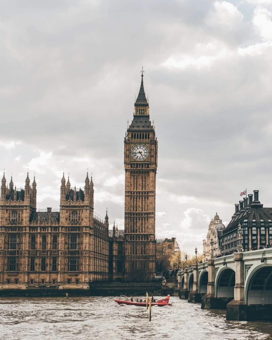 My controversial opinion? The best souvenir in London isn&rsquo;t from Harrods. 🇬🇧
It&rsquo;s a custom oil commission by Lauren Mele (@laurenmeleart ).

She turns candid, in-between photos (travel or not) into beautiful original oil-on-paper painti