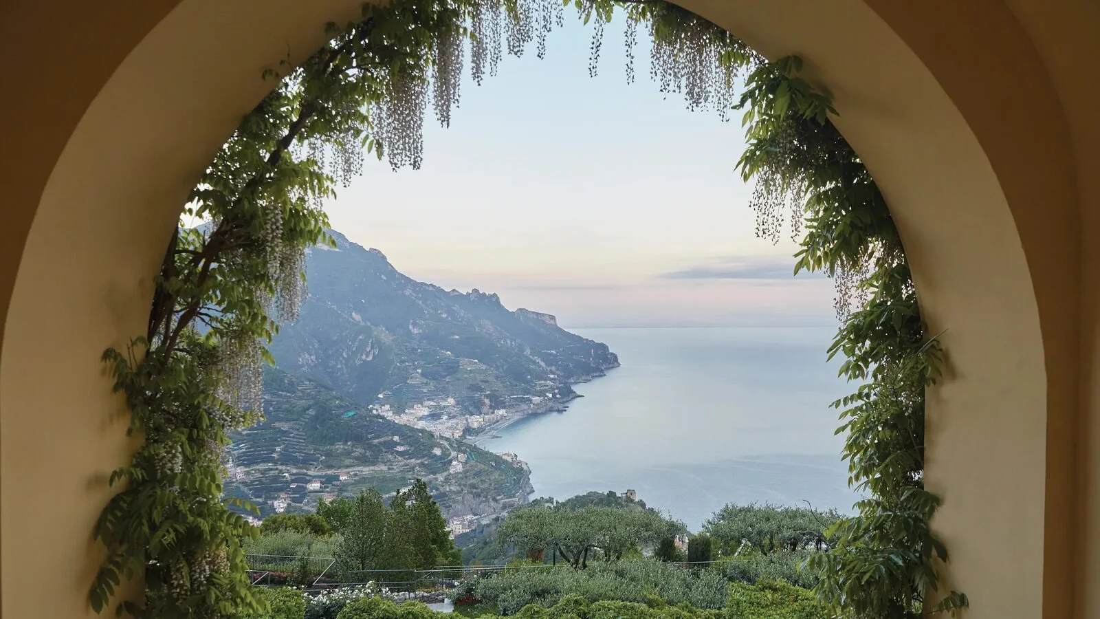 Glicinas que enmarcan una vista en arco de la Costa Amalfitana y Minori desde los jardines de Caruso, en Ravello