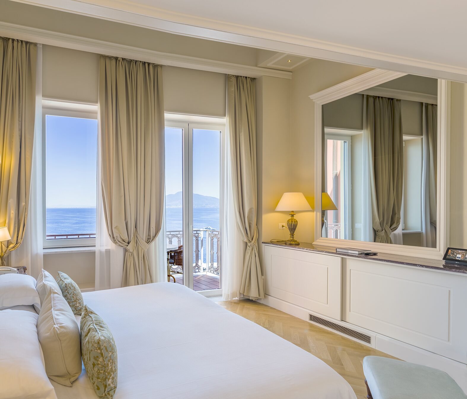 Habitación con vistas al mar en el Grand Hotel Excelsior Vittoria, con balcón con vistas a la bahía de Nápoles y al Vesubio