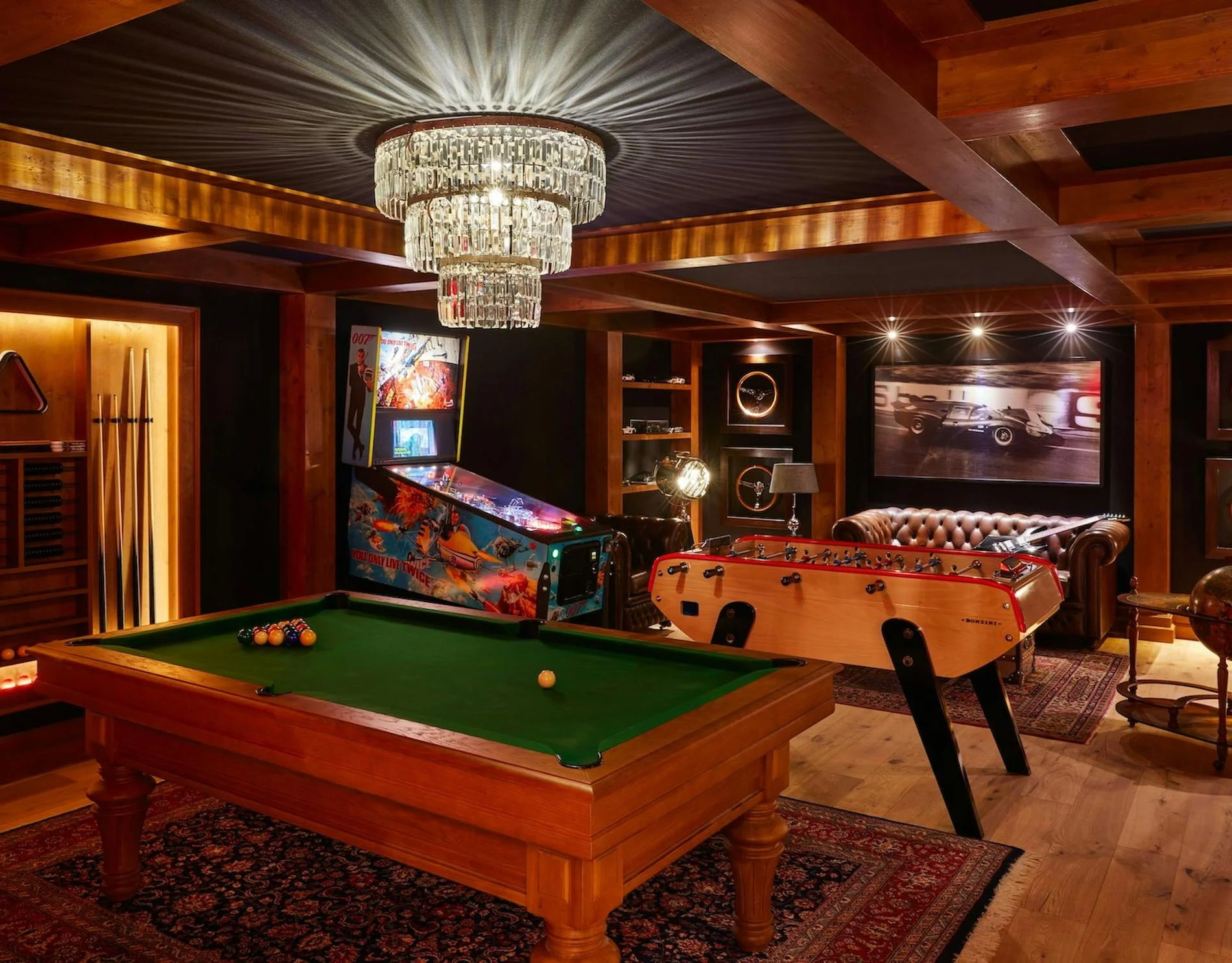 Teenagers’ games room at Airelles Courchevel with arcade machines and seating.