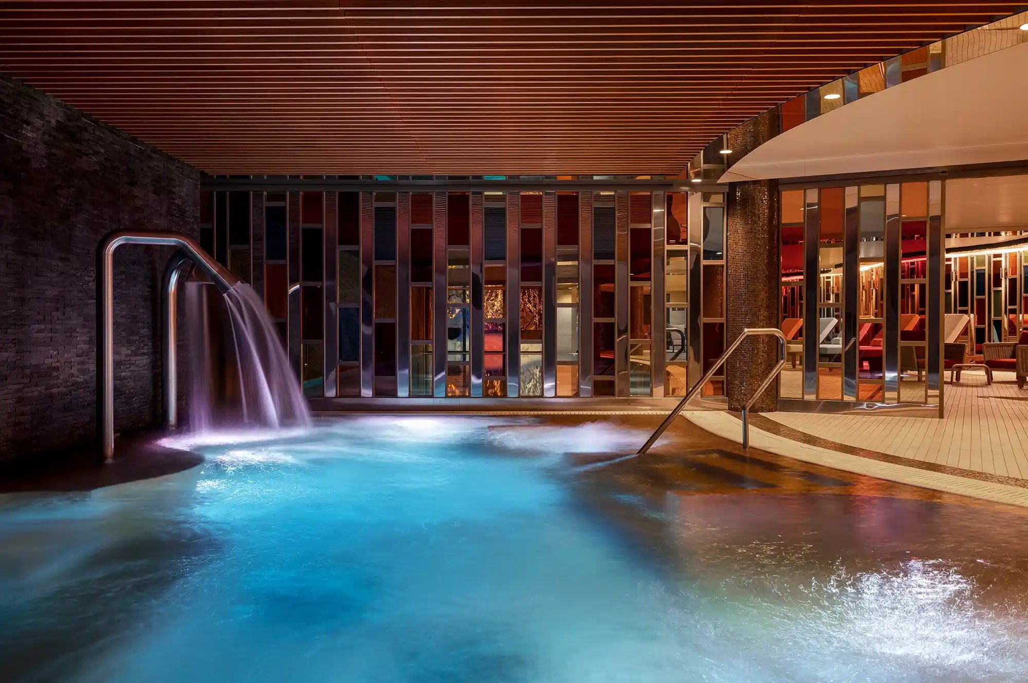 Salón de la suite del Fouquet’s de Courchevel, diseñado en torno a una chimenea.