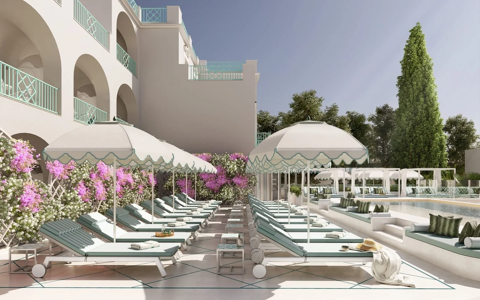 Terraza de la piscina del Hotel La Palma Capri con sombrillas festoneadas, tumbonas a rayas verdes y buganvillas