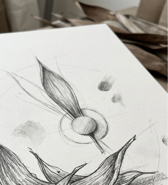 Boceto en papel de un diseño artístico con formas orgánicas y líneas curvas.